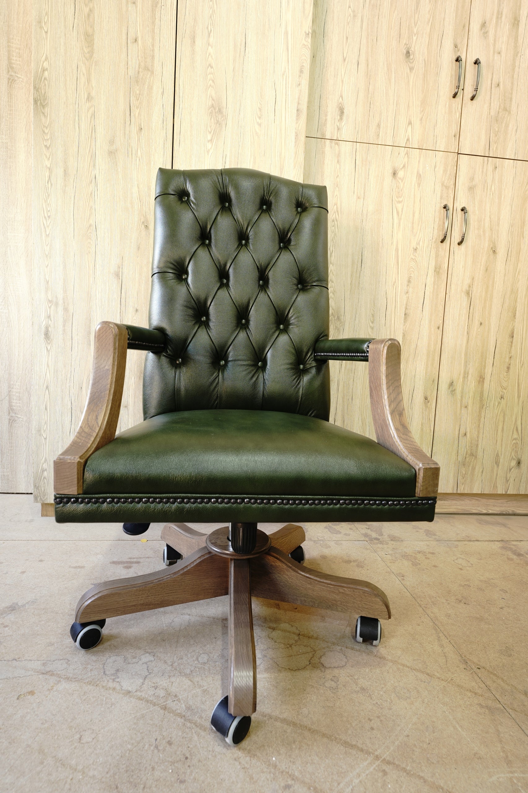 Chesterfield swivel chair 100% leather wood oak EAN (GTIN) 5905049179142