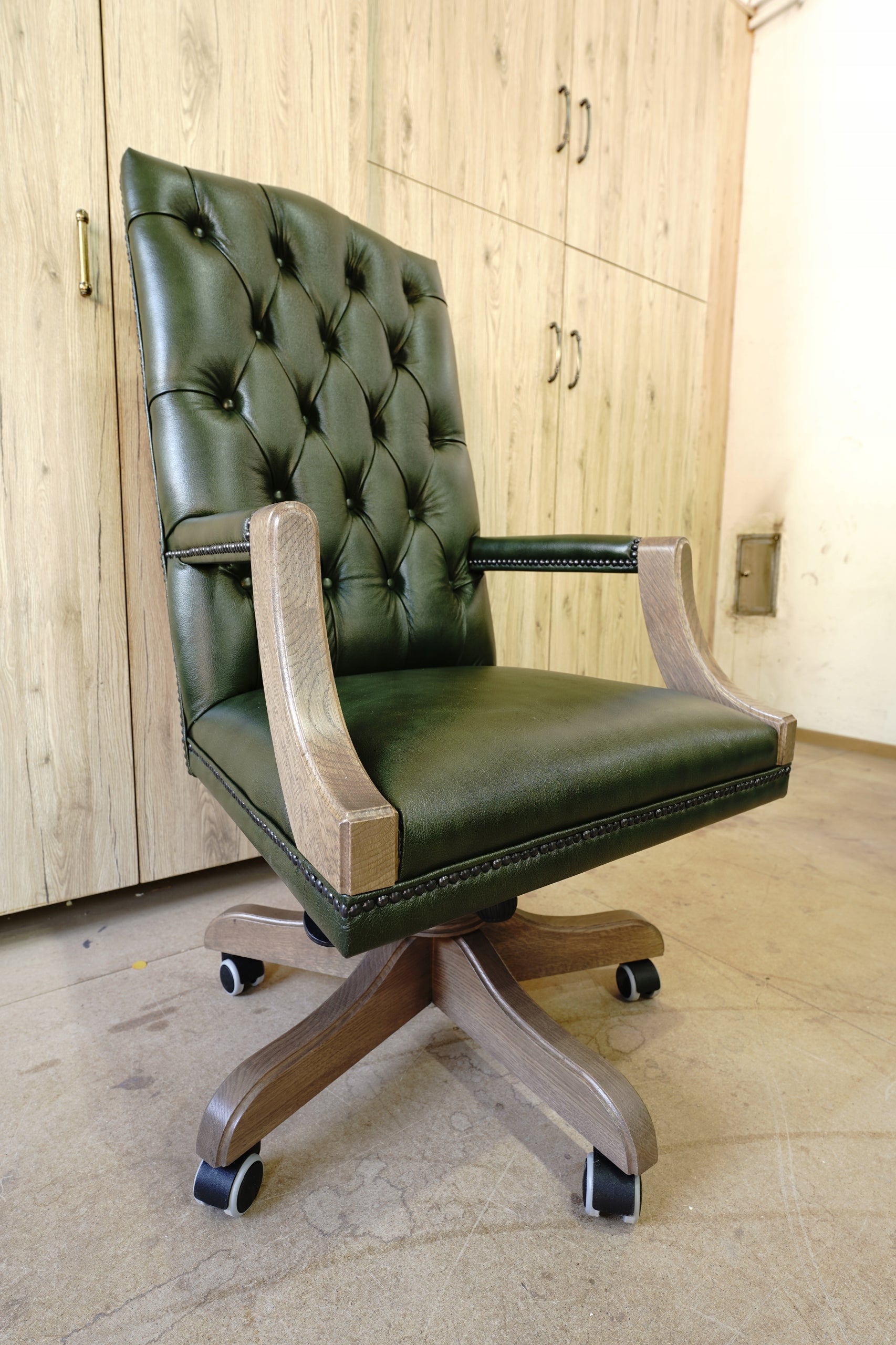 Chesterfield swivel chair 100% leather wood oak