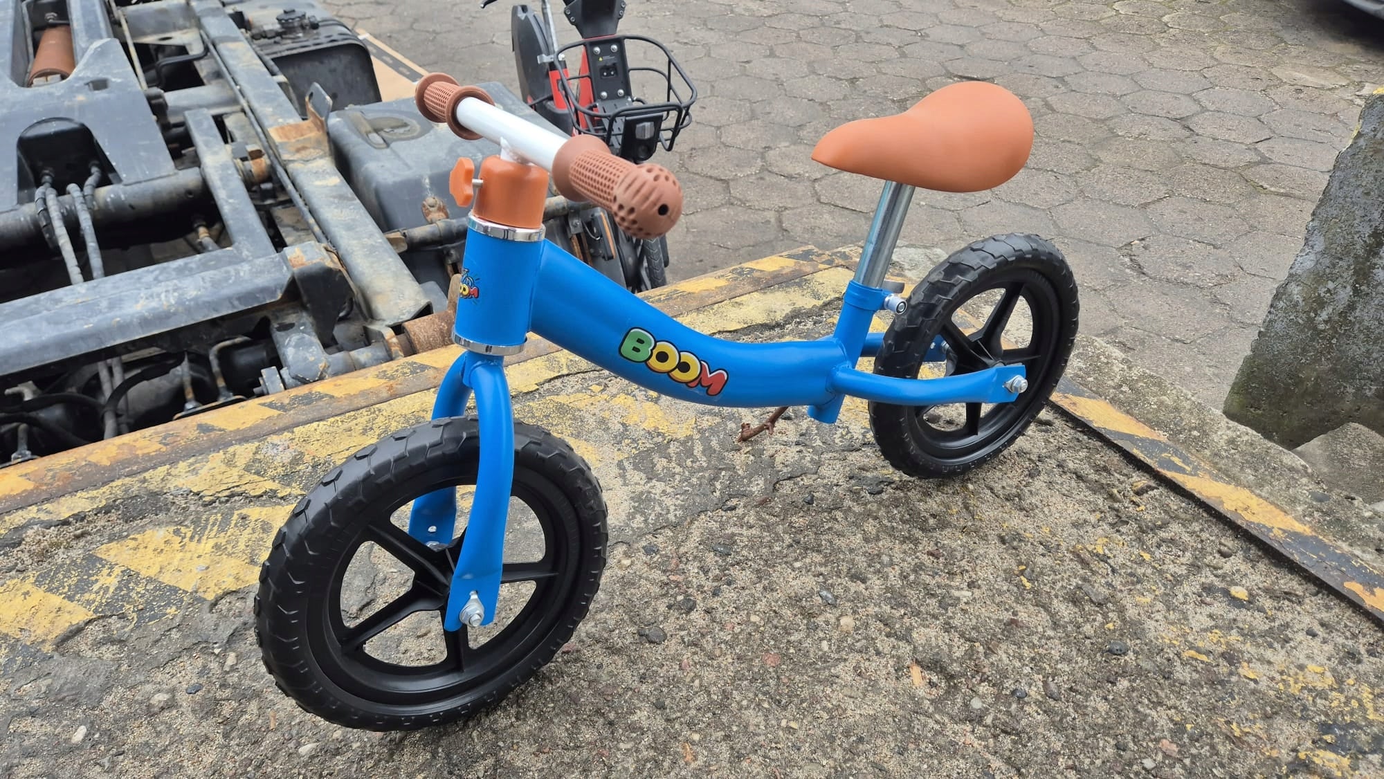 Children's balance bike BOOM foam tires light 1,5 kg BLUE Height 88–115 cm