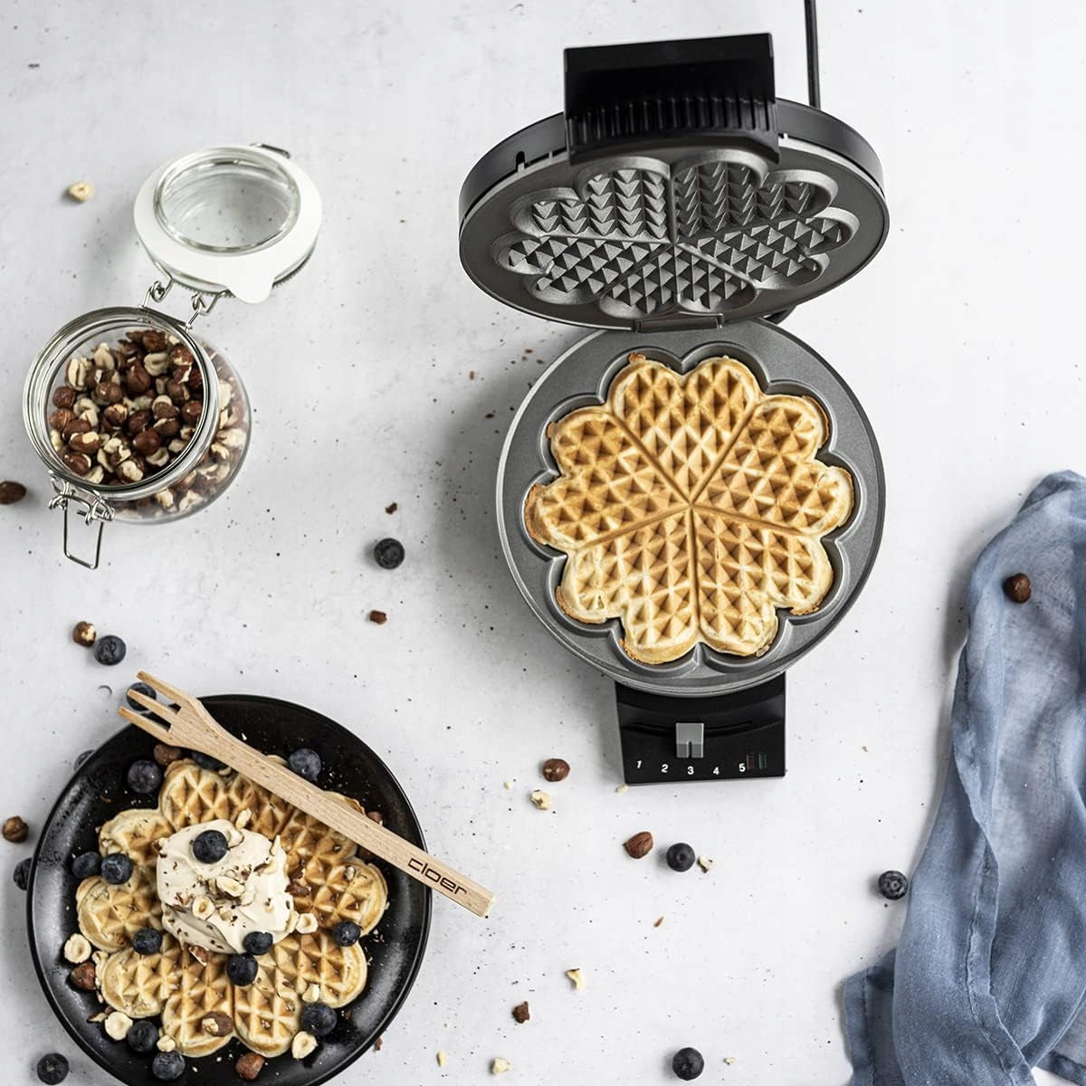 Cloer heart waffle iron 16cm black 930W metal non-stick signal Brand Cloer