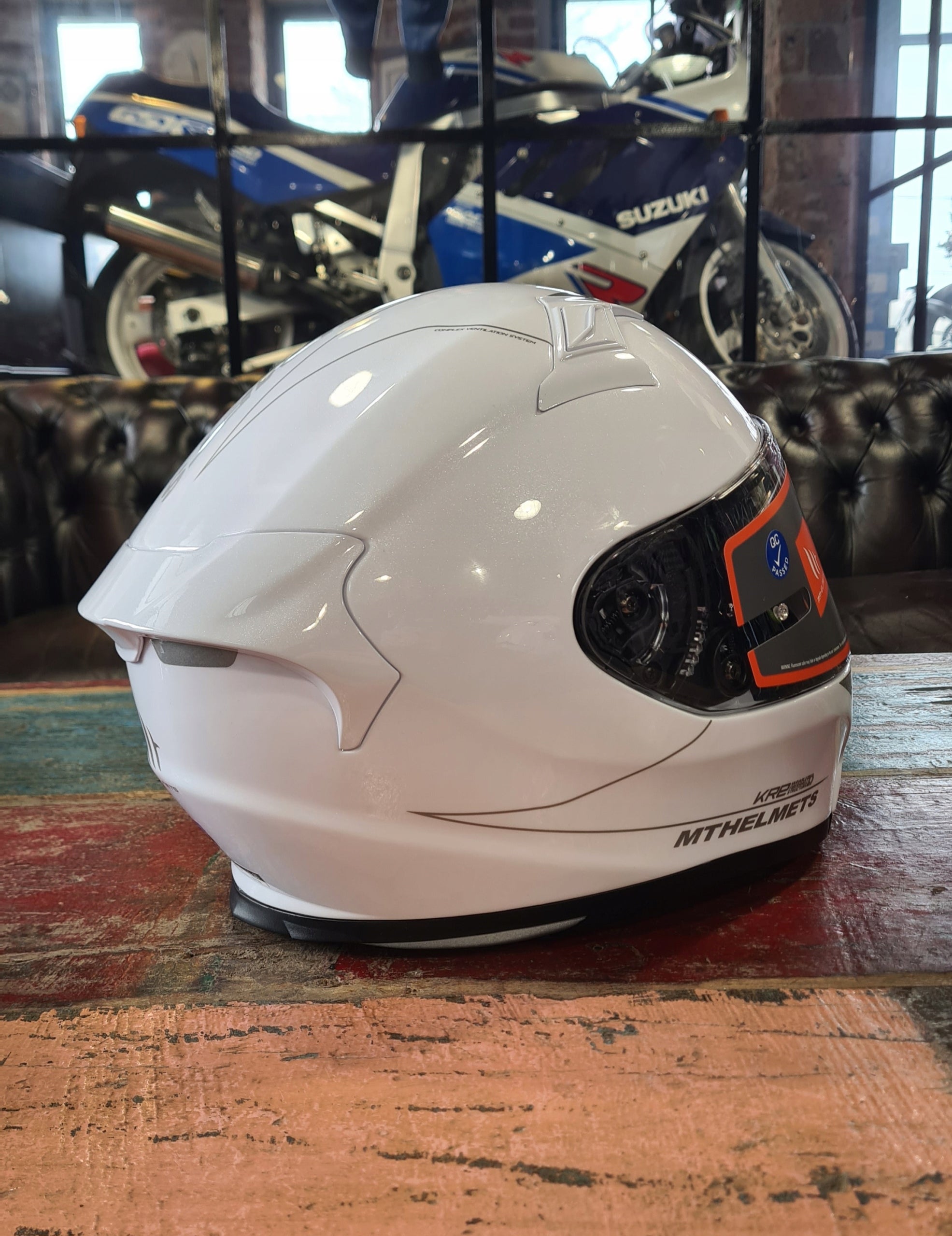 Composite helmet MT Helmets KRE SV white size. XL Model KRE SV
