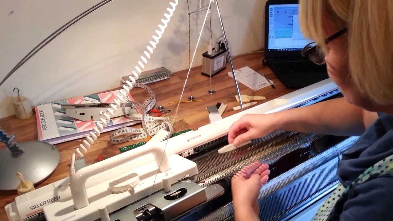 Computer knitting machine Silver Reed SK840 complete with accessories Manufacturer code Reed SK840