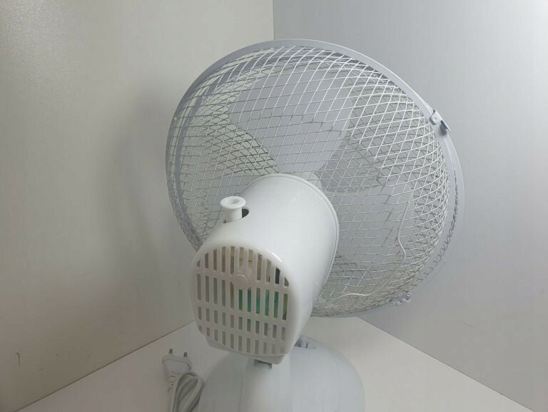 DESK FAN STANDING WINDMILL QUIET STRONG WHITE PROPELLER DIAMETER 23cm Functions oscillation tilt angle adjustment