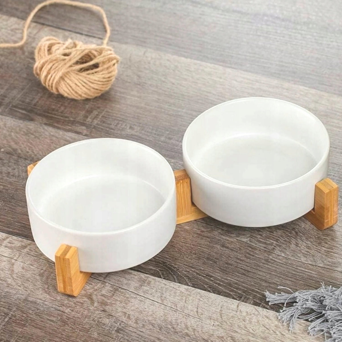 DOUBLE CERAMIC BOWL FOR DOG AND CAT WITH WOODEN BASE 2X400ML Kind double bowl set