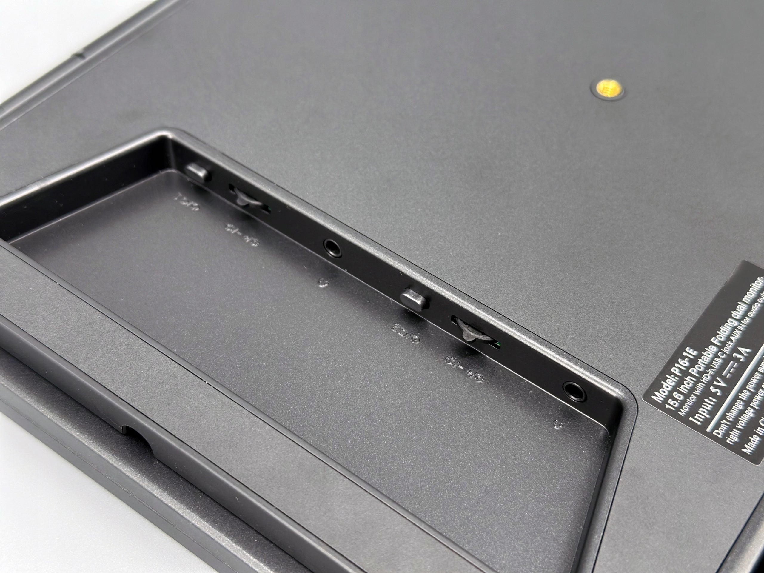 DUAL PORTABLE LED MONITOR FOR LAPTOP PHONE 15,6 INCH FOLDING VESA Manufacturer code PODÓWJNY MONITOR LED Medialove P15,6 STABILNY