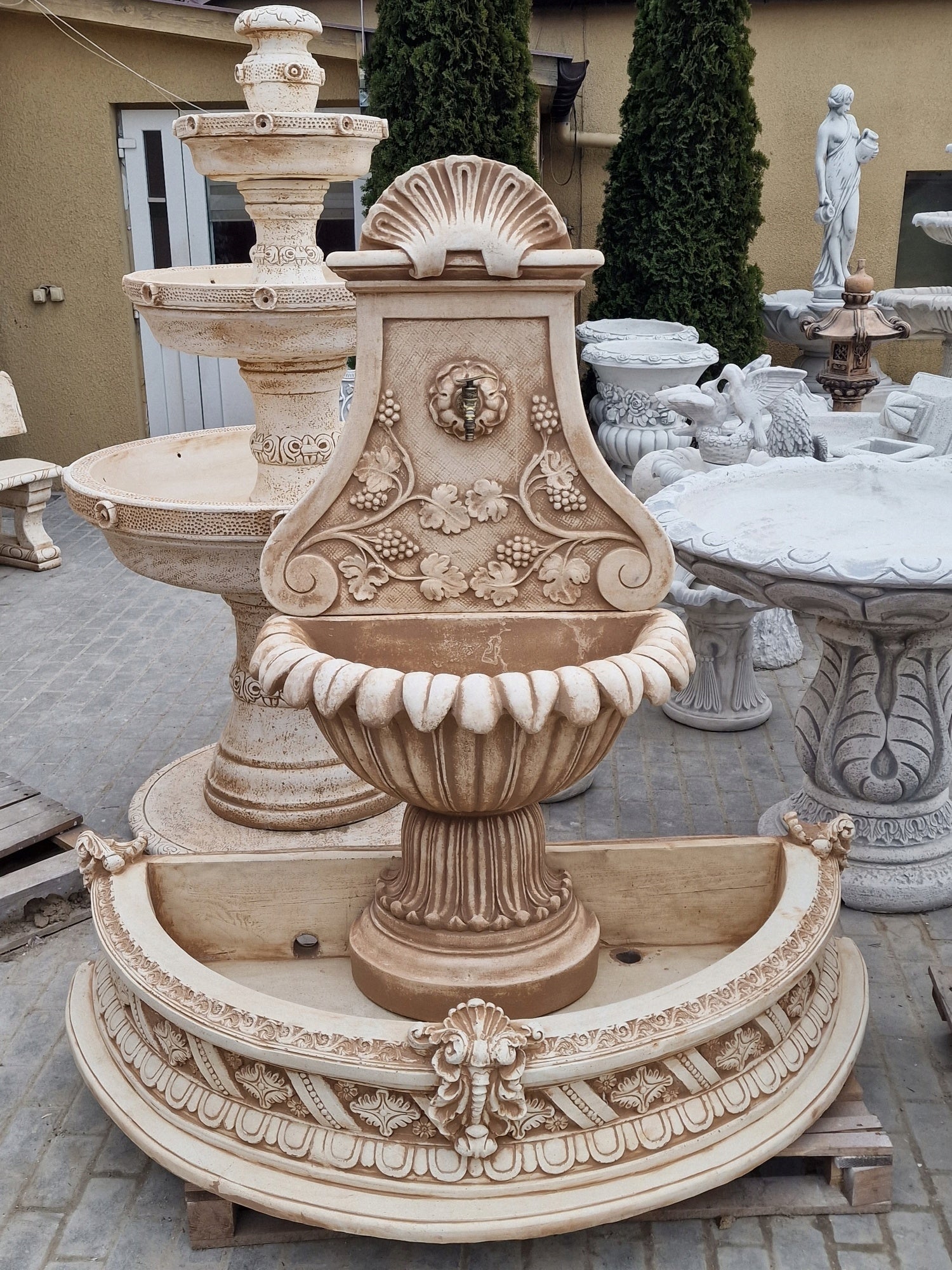 Dakota fountain water pool with bottom bucket White Cement Ag-Bet Product height 180 cm