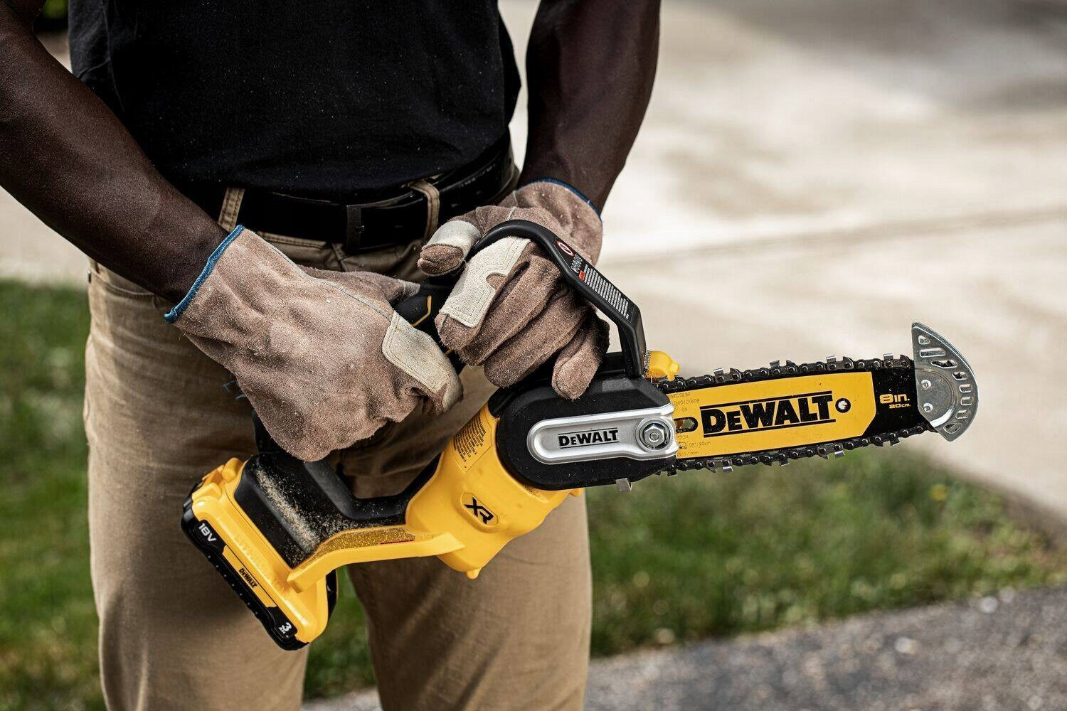 DeWALT CORDLESS BRUSHLESS CHAINSAW 20cm BRANCH Guide length 20 cm