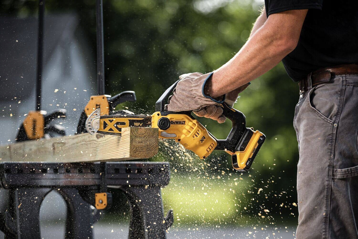 DeWALT CORDLESS BRUSHLESS CHAINSAW 20cm BRANCH Number of batteries brak akumulatora