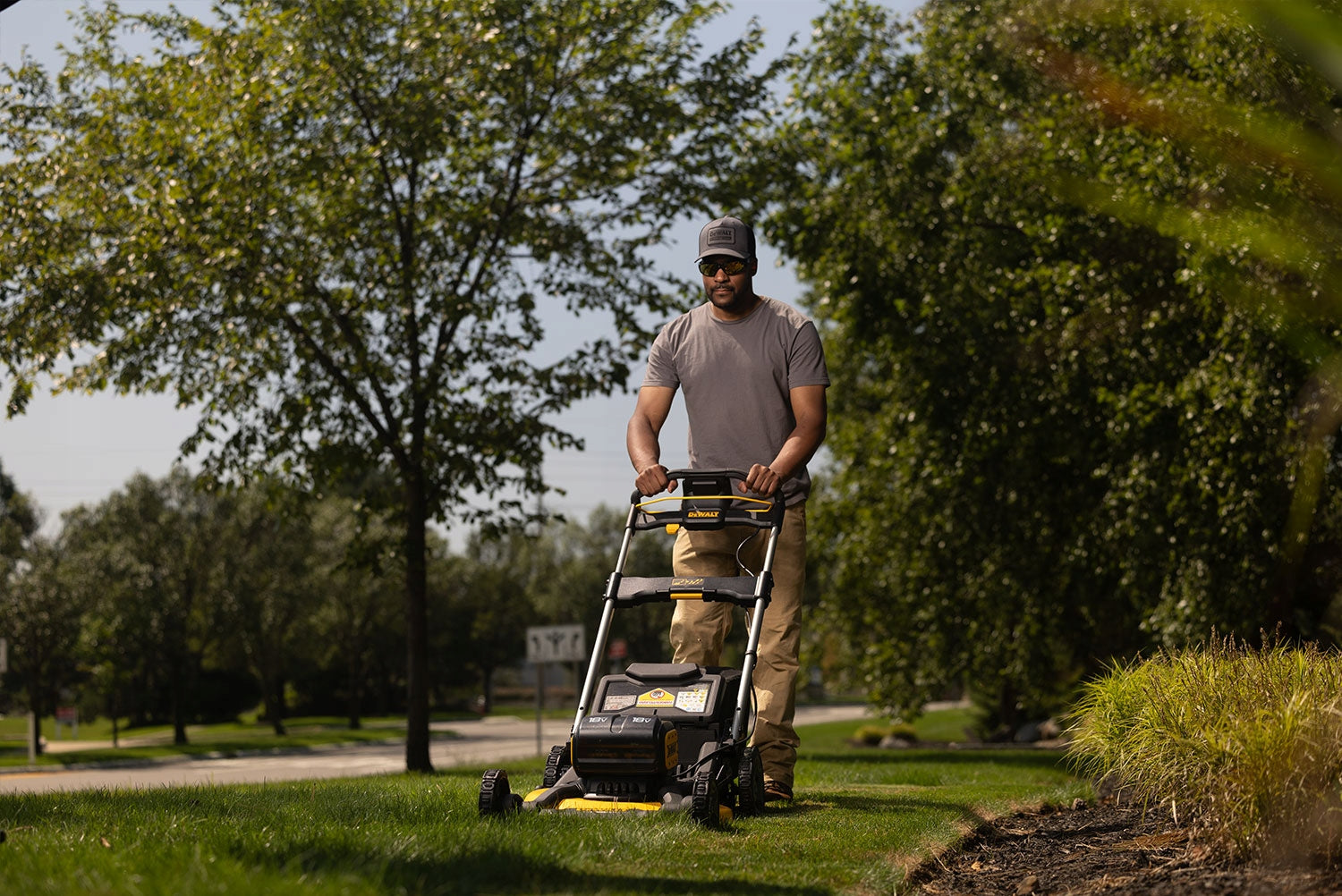 Dewalt DCMWP134N 53cm Cordless 18V Grass Mower 1680m2 Mowing width 53 cm
