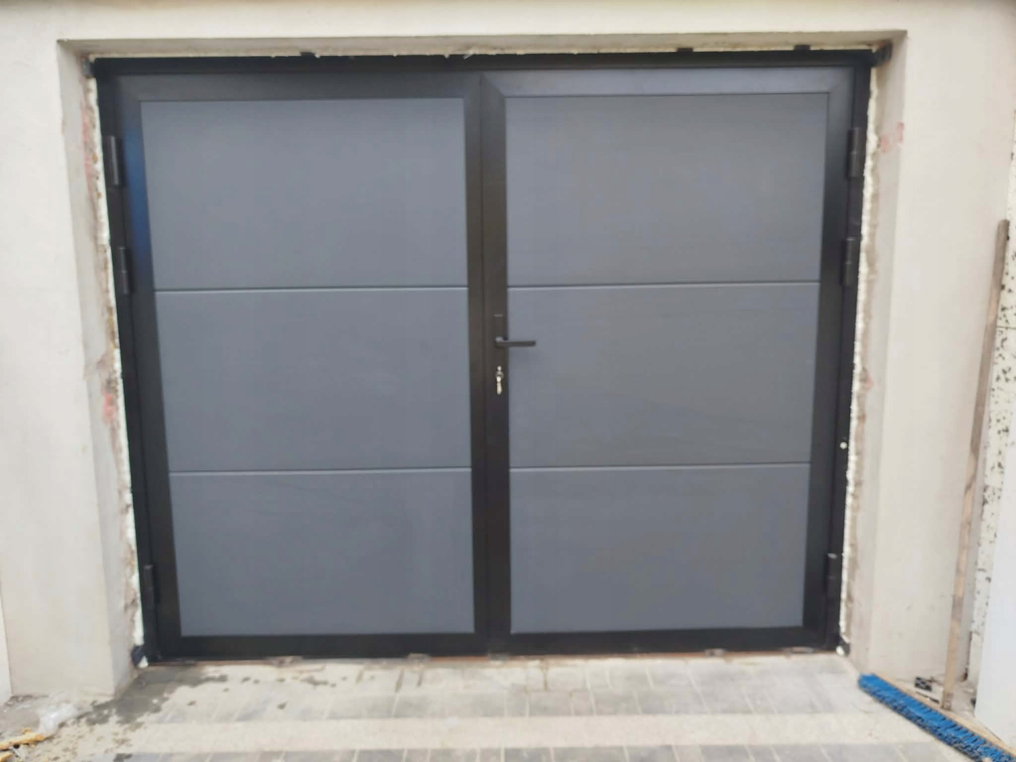 Double-leaf aluminum garage door swinging to wing centimeter Packaging status original