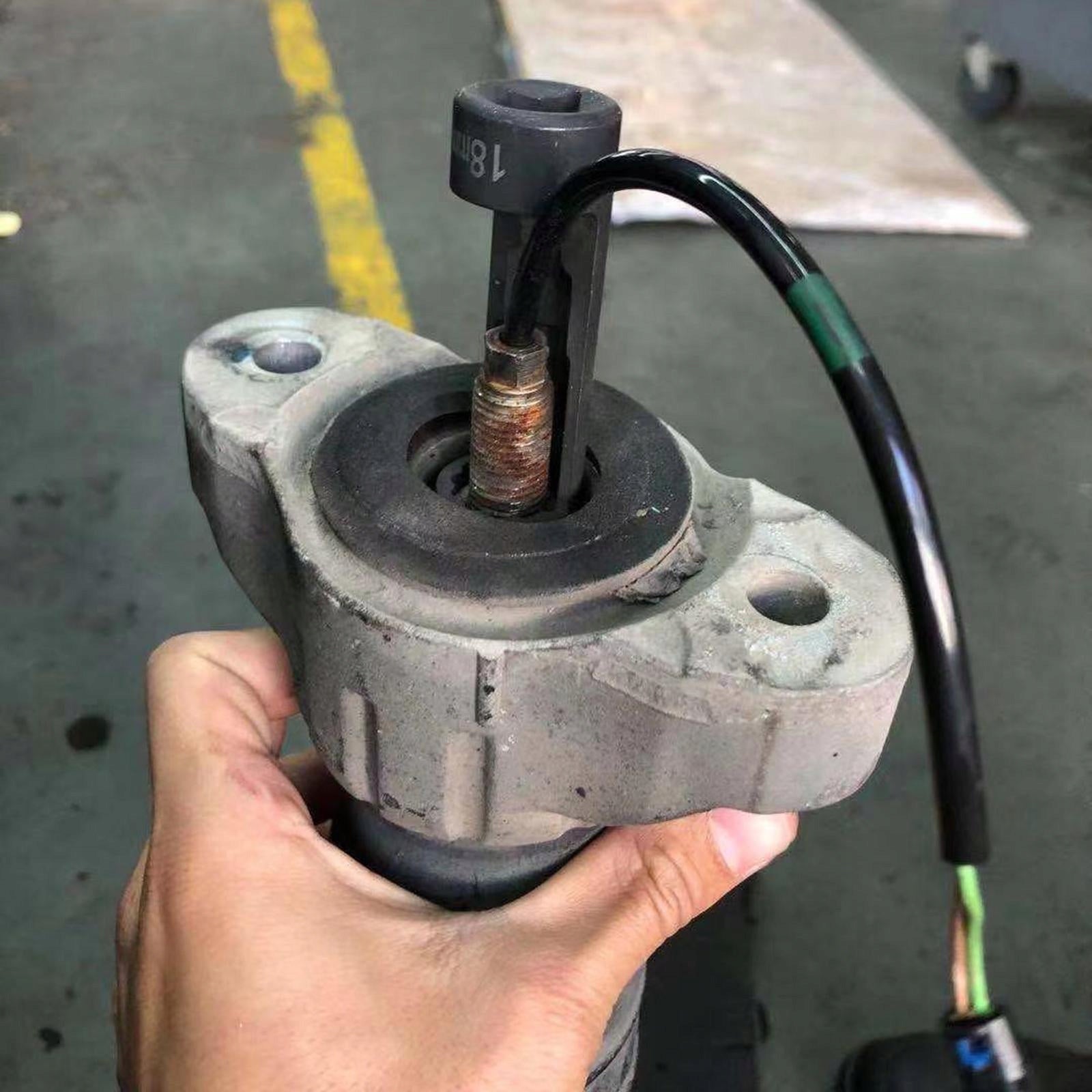 Durable Easy to Use 1/2" DR 18mm Strut Socket Tool18mm/12PT VM #3353 12PT Manufacturer code Yolore-52040057
