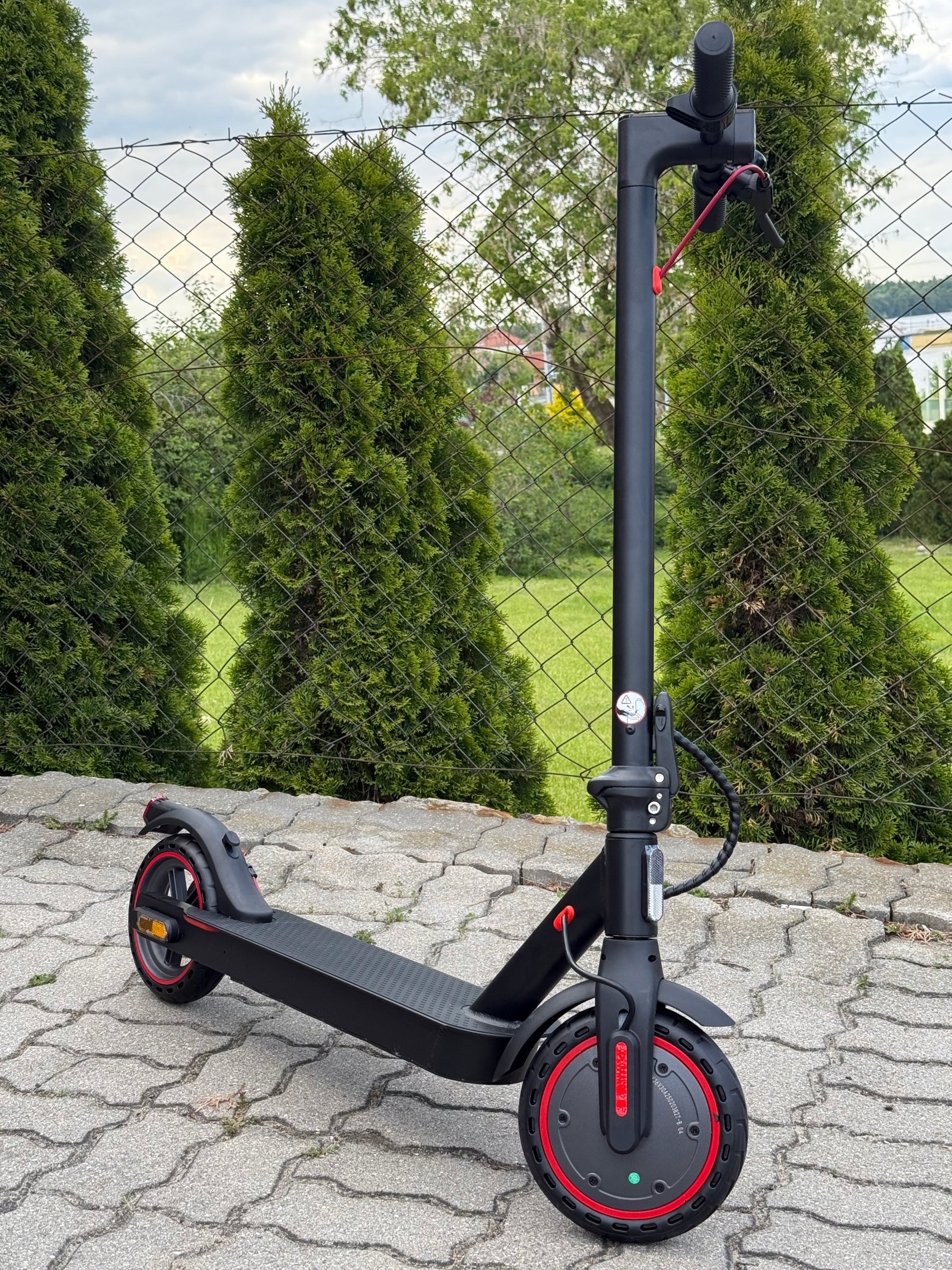 ELECTRIC SCOOTER T9 PRO LONG RANGE LIGHT AND POWERFUL 350W BATTERY 10,4Ah Packaging status original
