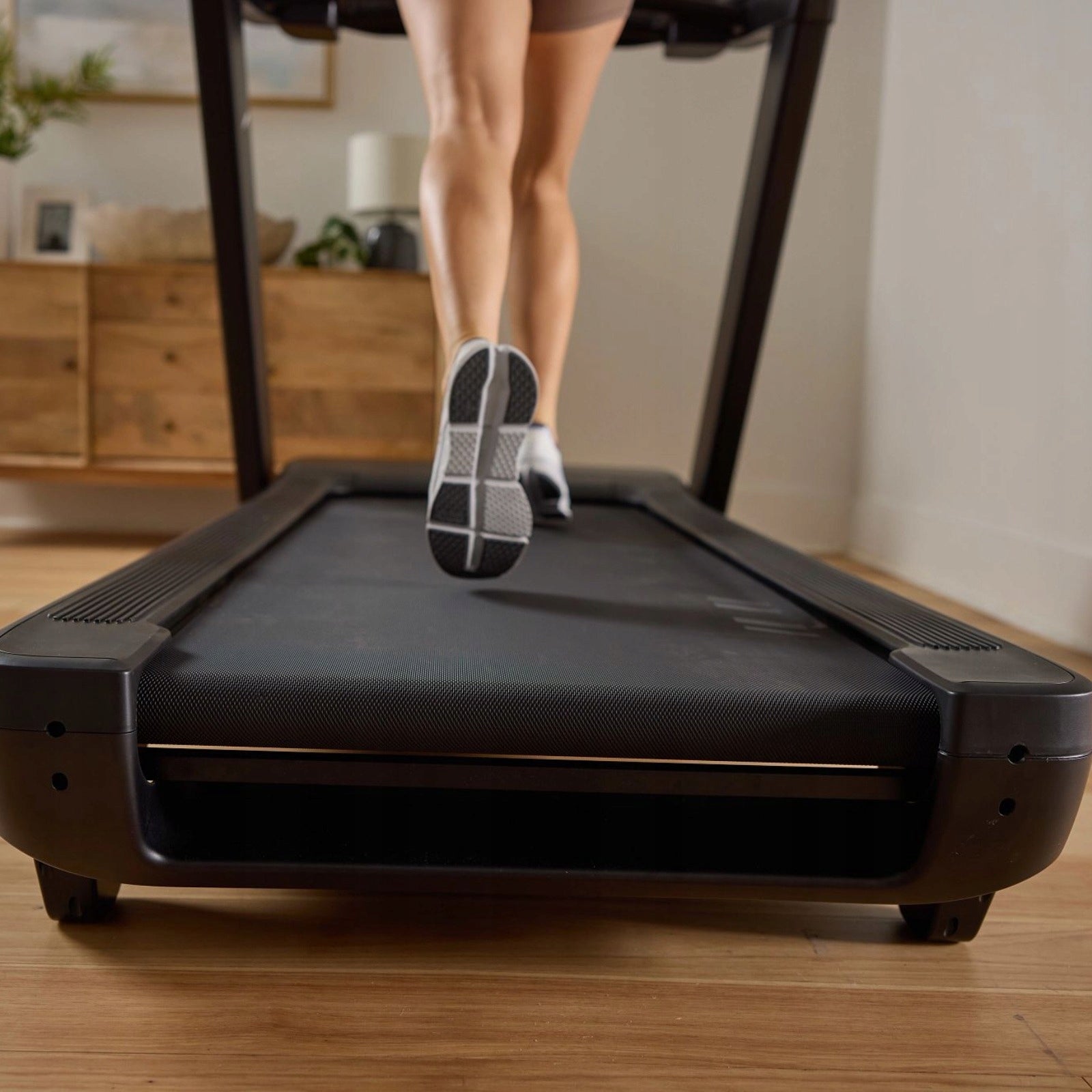 ELECTRIC TREADMILL COMMERCIAL 1750 NORDICTRACK Maximum user weight 181 kg