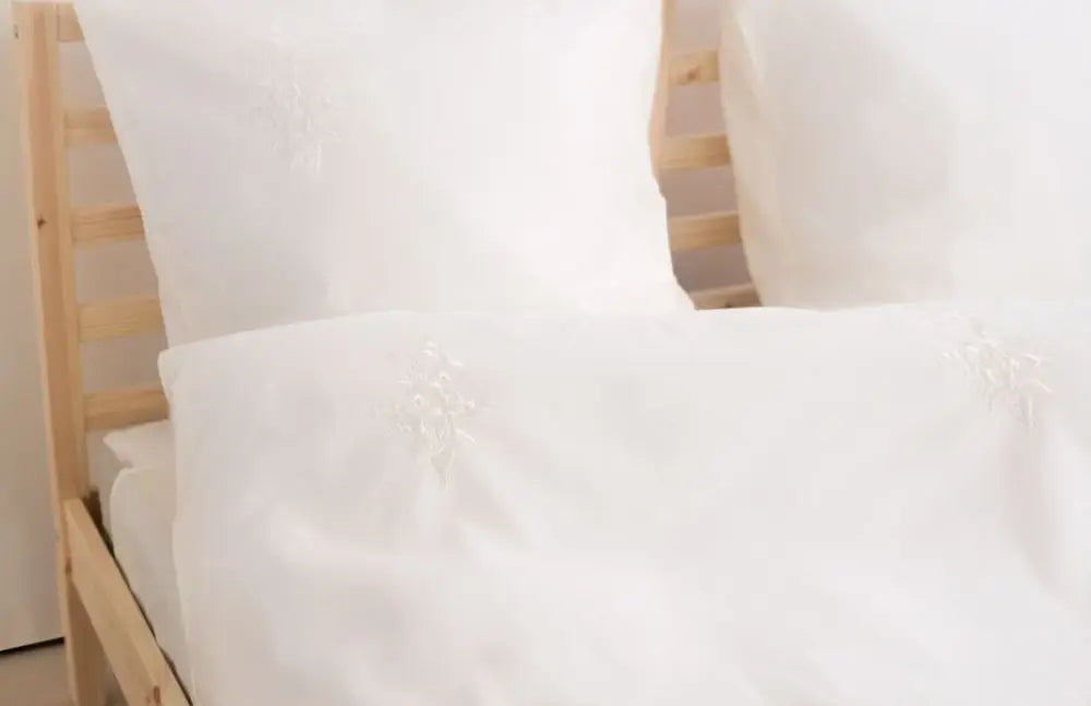 EMBROIDERED bedding with a sheet 160 x 200 WHITE Quilt dimensions 160x200cm