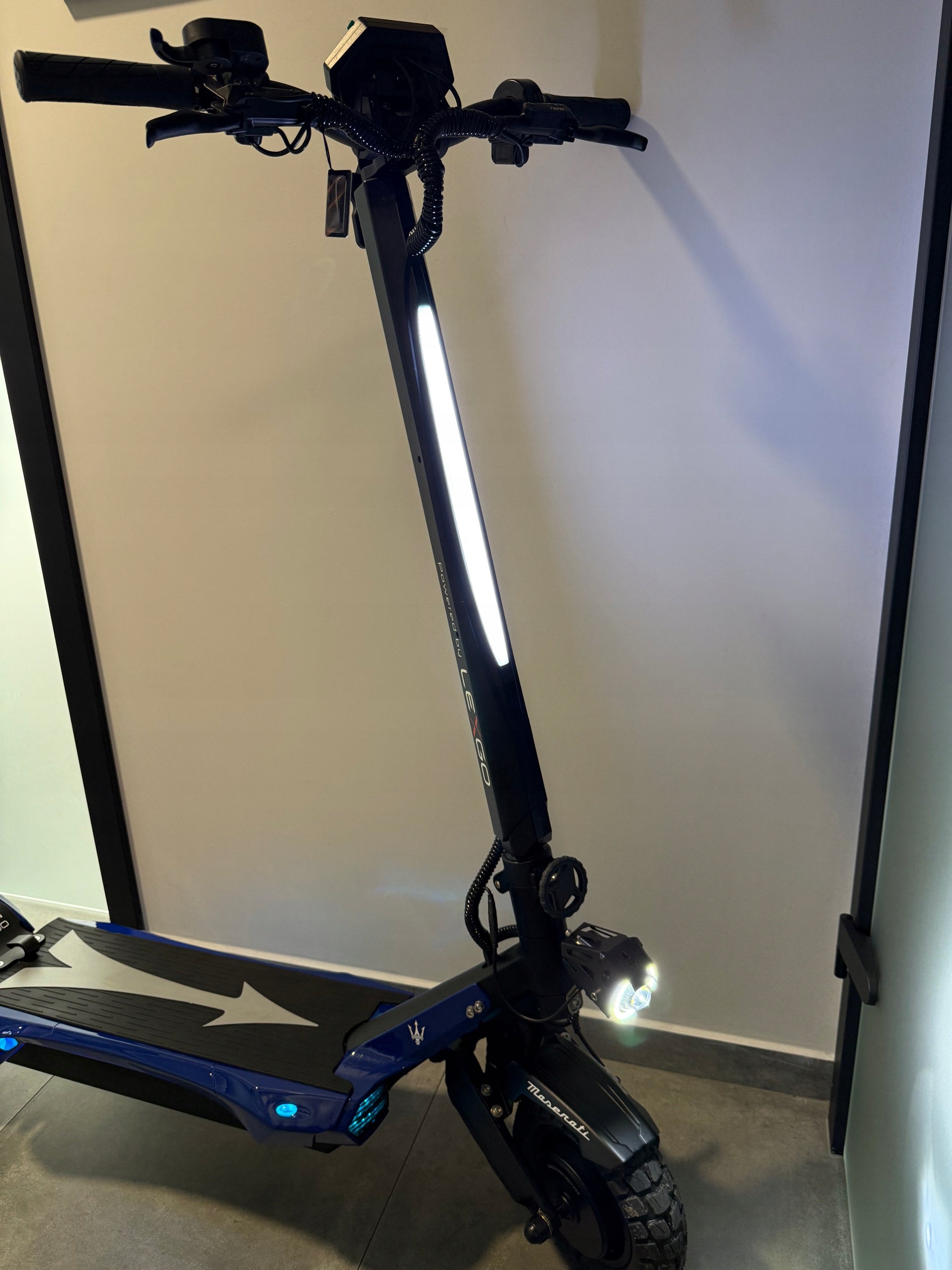Electric Scooter Maserati range 80km 2x1000W Foldable Apple Find My Weight 28.5 kg