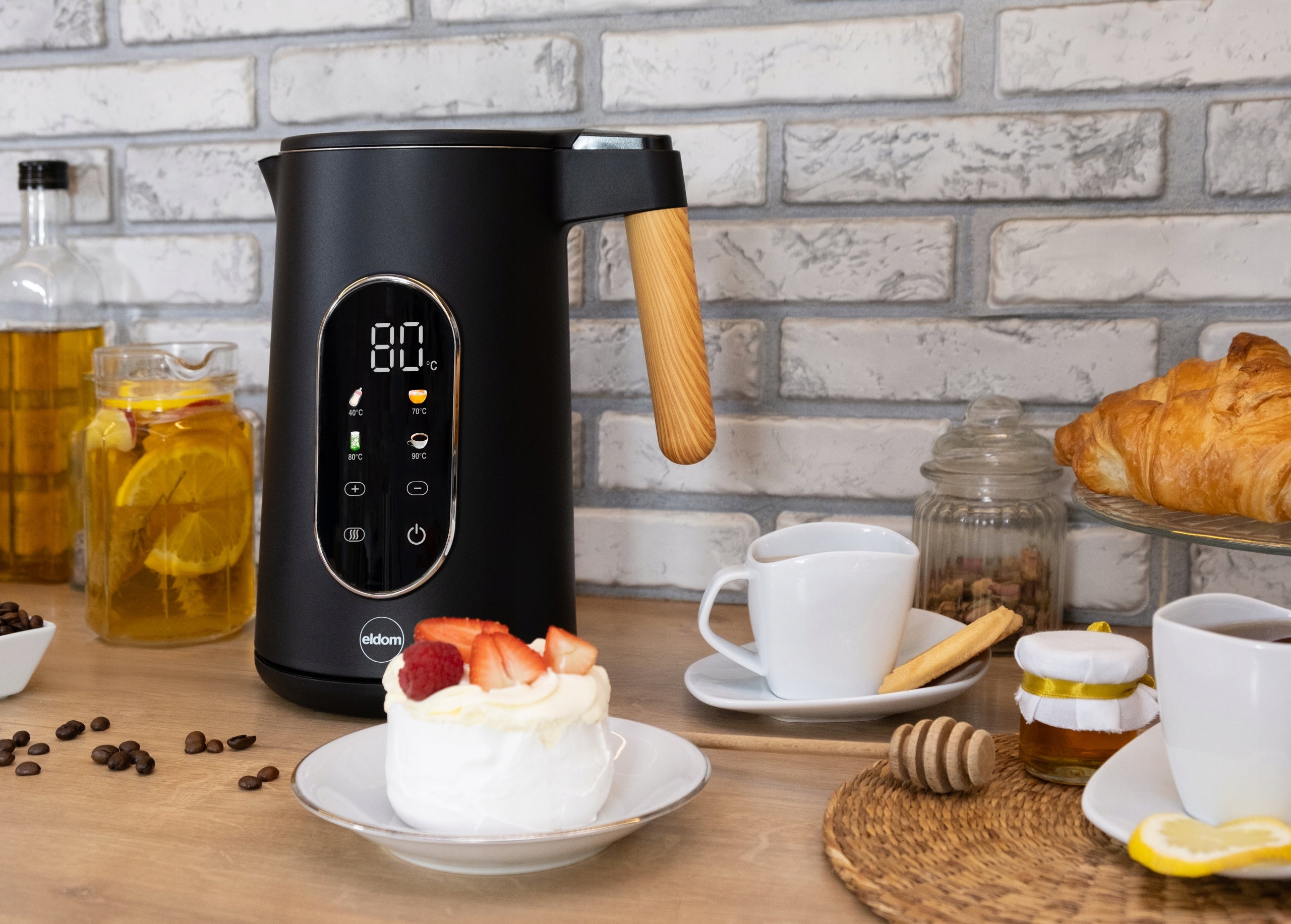 Electric kettle 2200W 1,7 l 5 saved programs black Eldom C550 Packaging status original