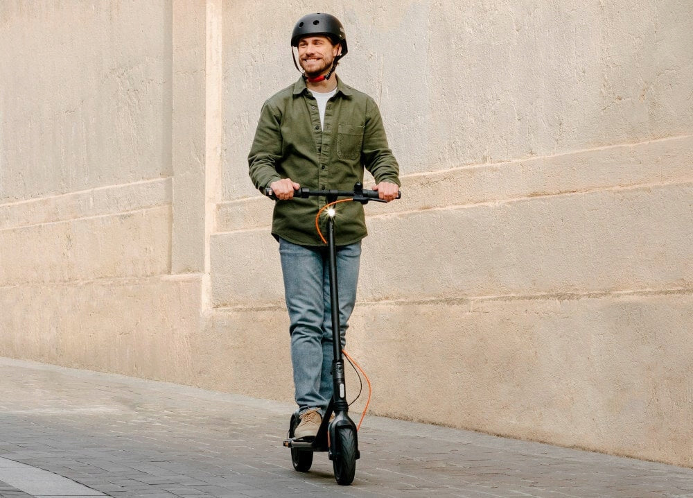 Electric scooter SEGWAY 400W 20km/h up to 40km Additional features pumped wheels dedicated application lighting Bluetooth kickstand meter foldable