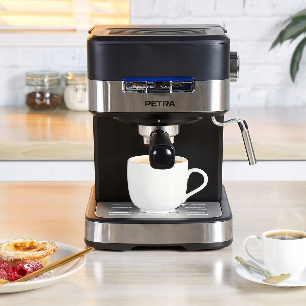 FLASK COFFEE MAKER PETRA black 1,5L+Milk frother 850W 15 bar Manufacturer code EKSPRES DO KAWY KOLBOWY 1,5L 850W
