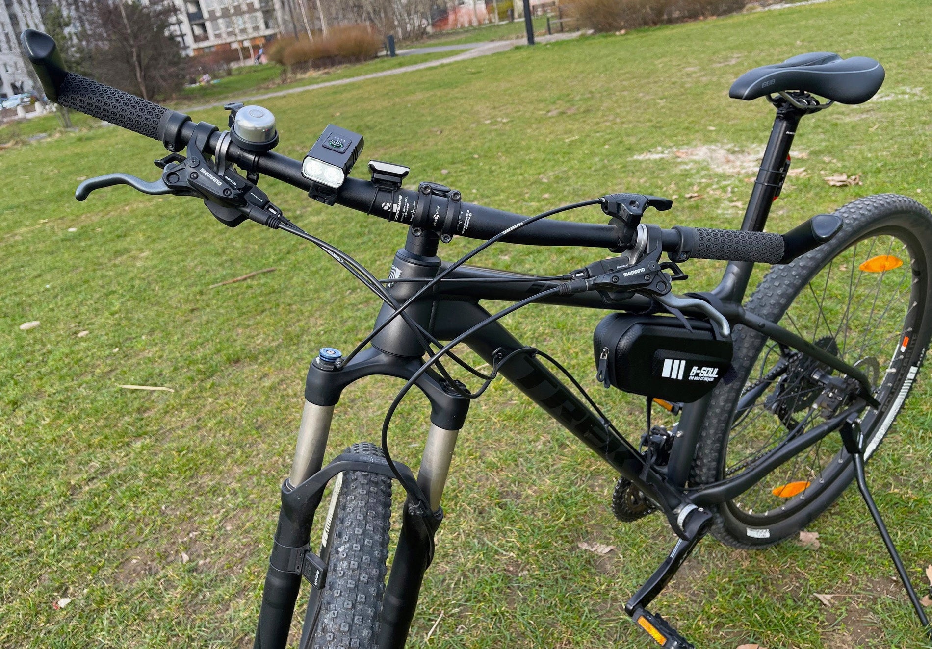 FRONT AND REAR LED BICYCLE LIGHT FOR BICYCLE CORDLESS HANDLEBAR Light source LED