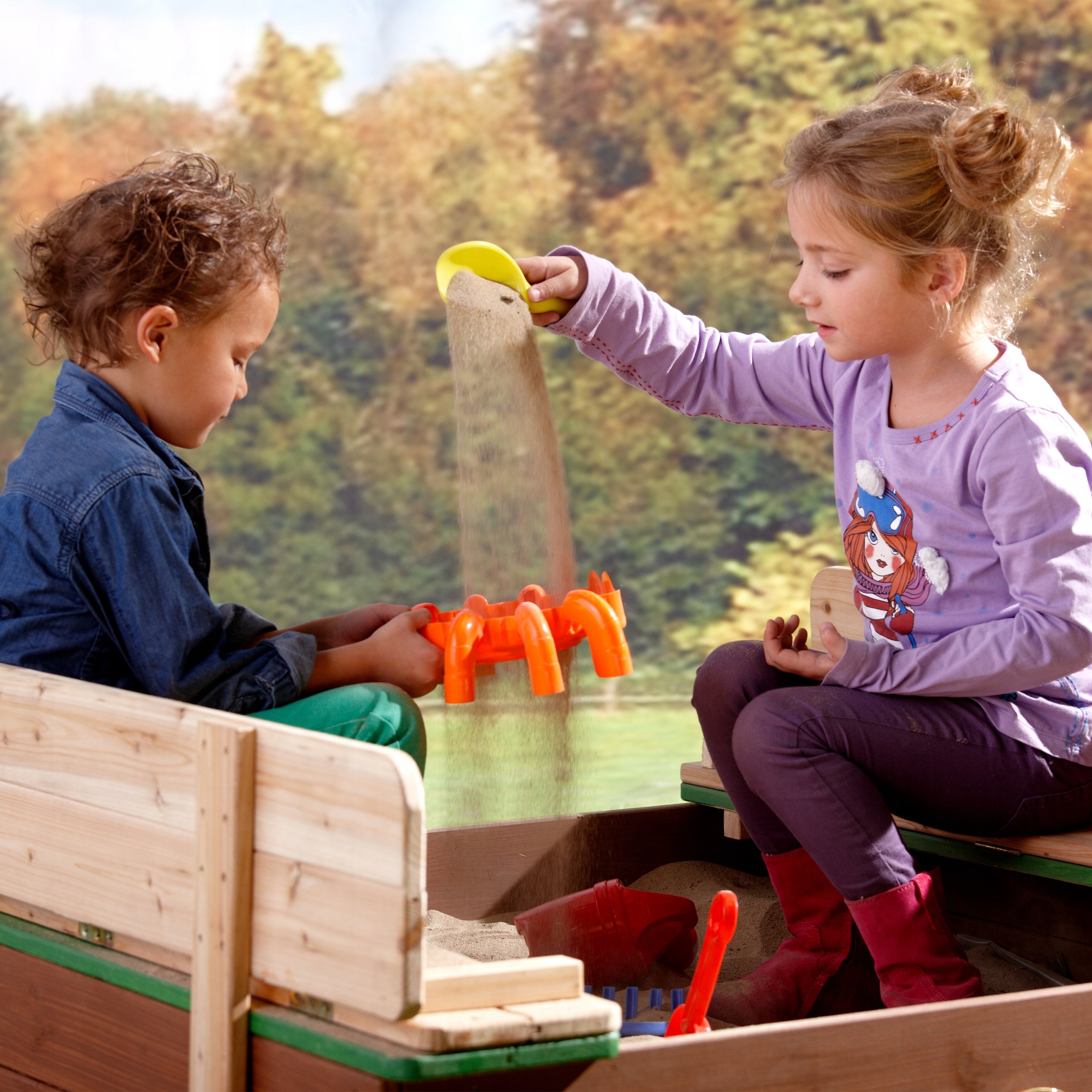 FSC wood sandbox with benches and cover AXI Product width 120 cm