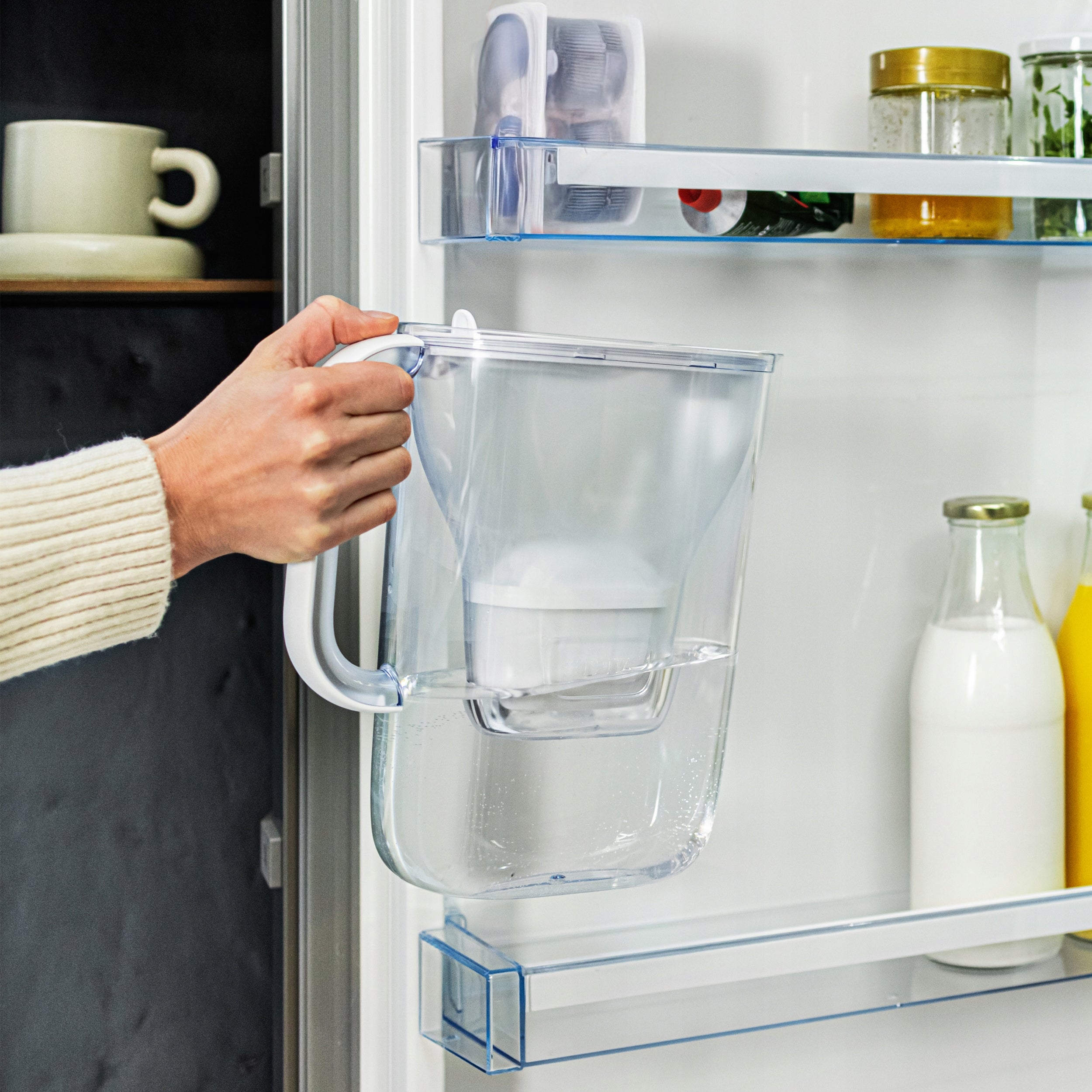 Filter jug Brita Style Essential 2,4l white + 2 refills Dominant color white