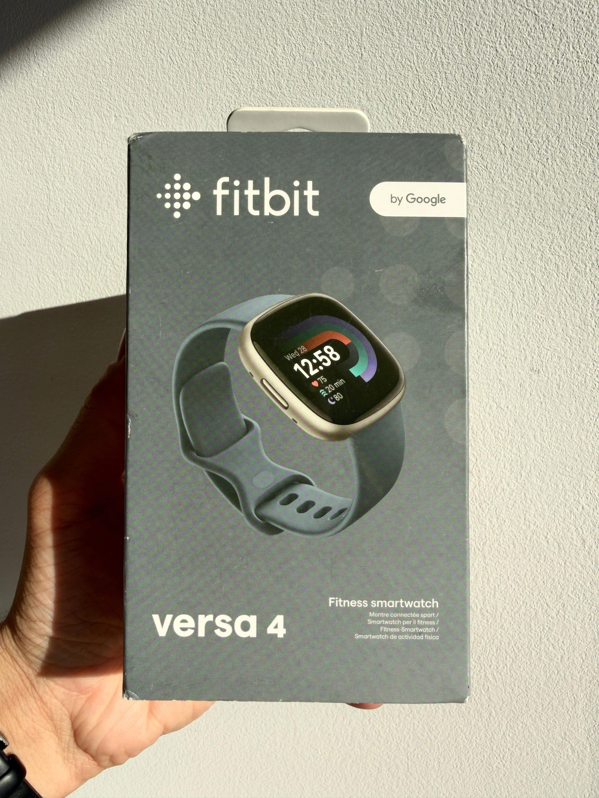Fitbit Versa 4 smartwatch silver-blue