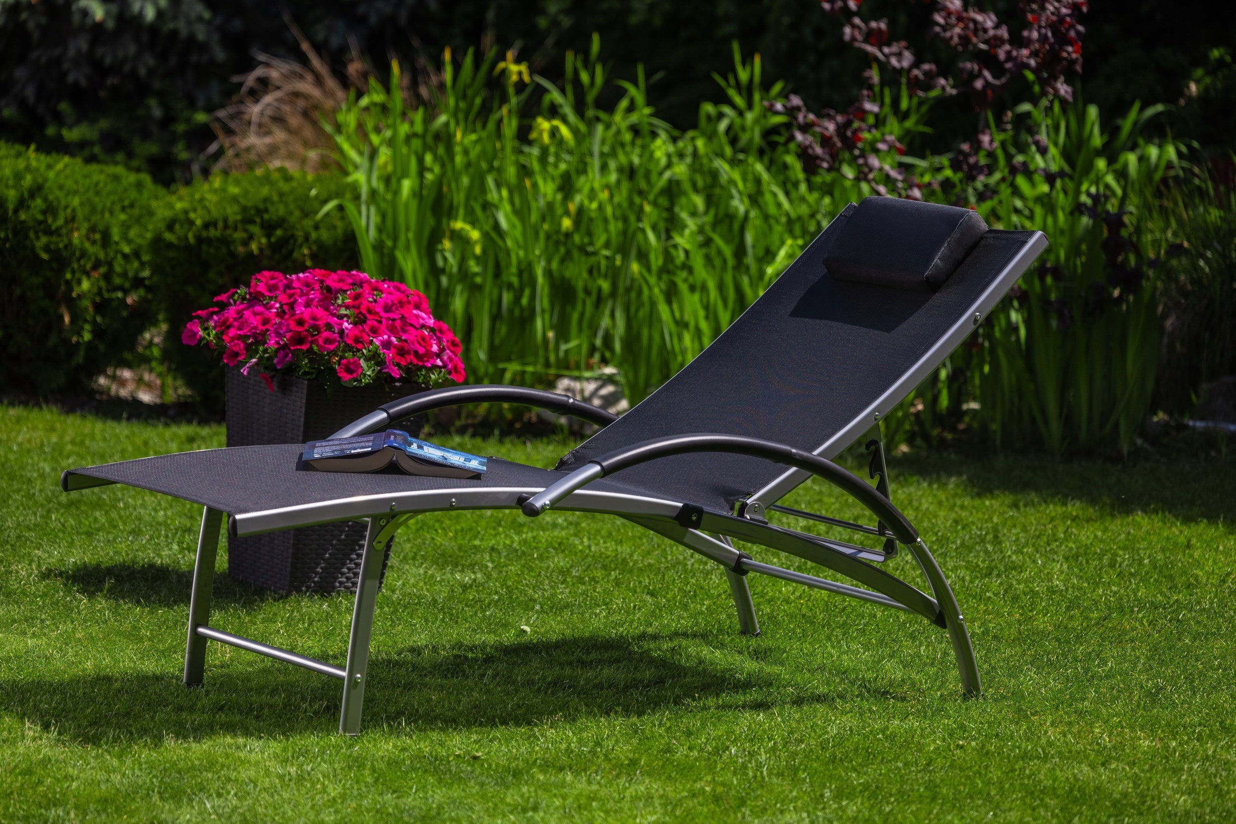 GARDEN LOUNGER ADJUSTABLE FOLDING FIELD BED Color black