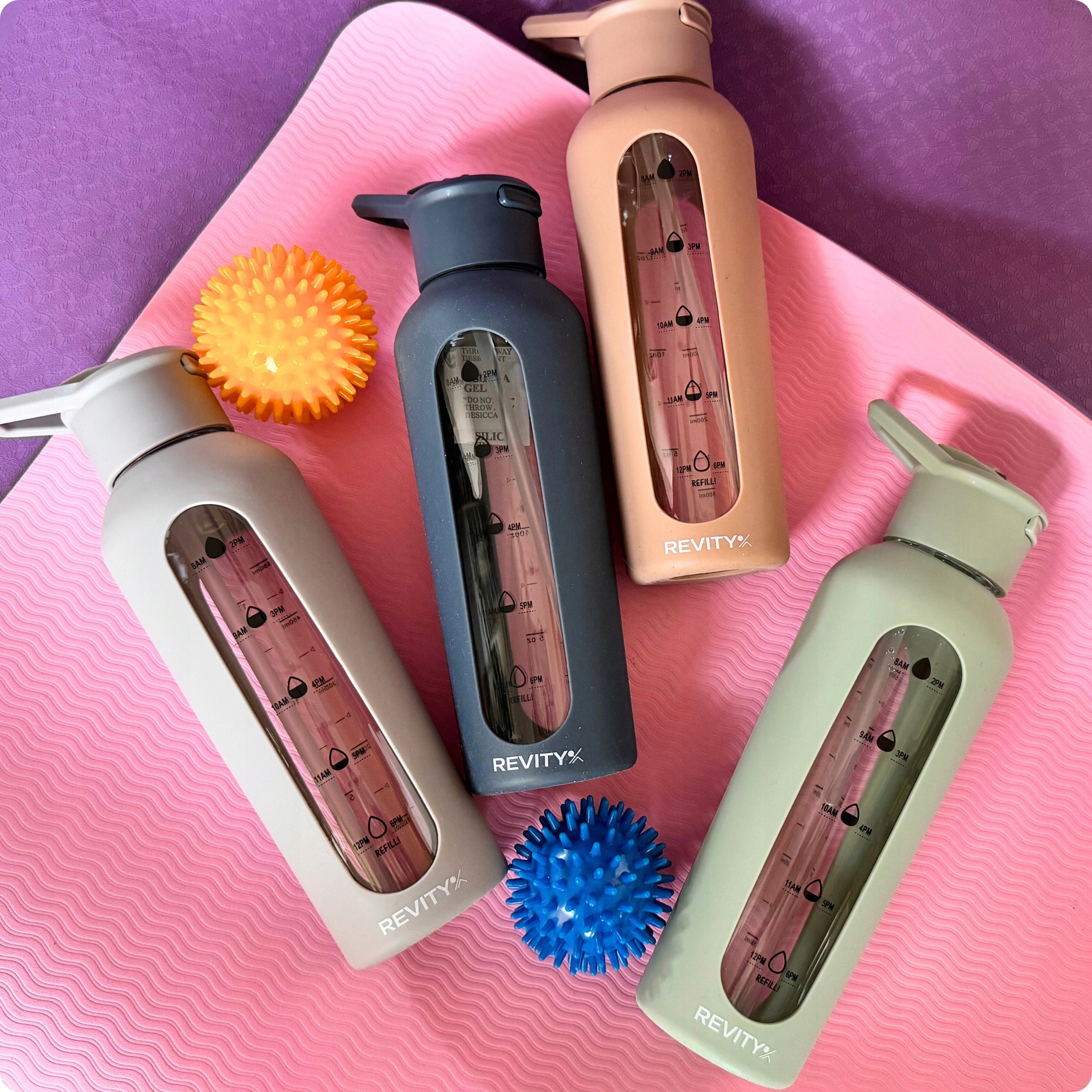 GLASS WATER BOTTLE SHAKER BOTTLE WITH MEASURING CUP AND SPOUT SILICONE CASE Model Butelka na wodę szklana motywacyjna dziubkiem