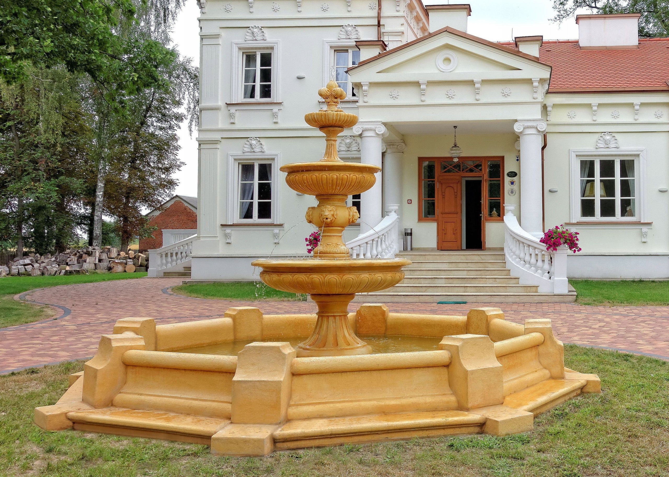 Garden Fountain Large Conglomerate + Fountain Eyelet Garden Figure