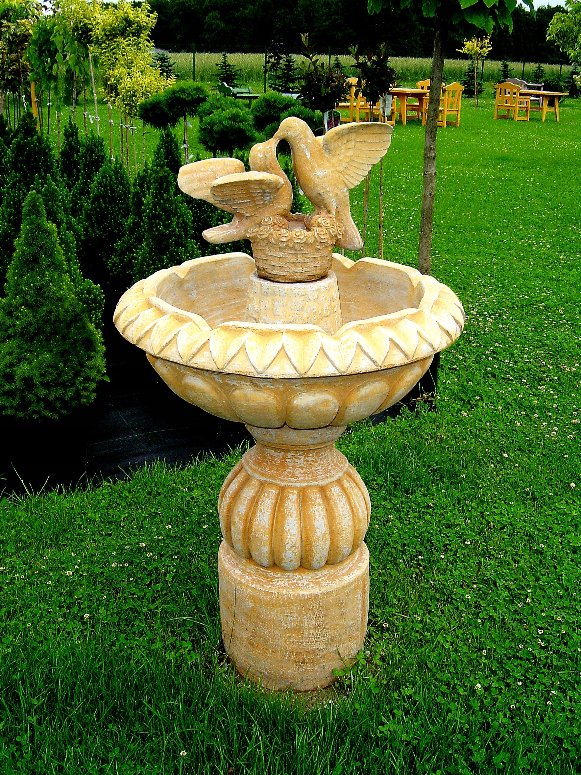 Garden Fountain with Conglomerate Pigeons Concrete Fountain Figure Manufacturer no brand