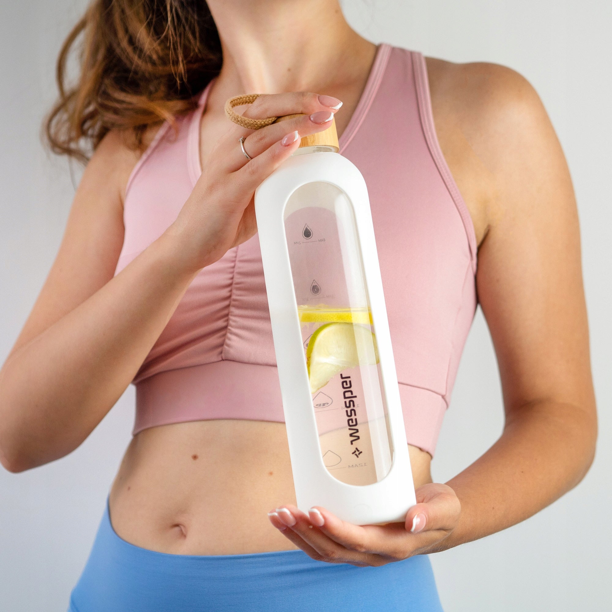 Glass bottle Wessper WES260-WH 1L removable white silicone cover Kind bottle