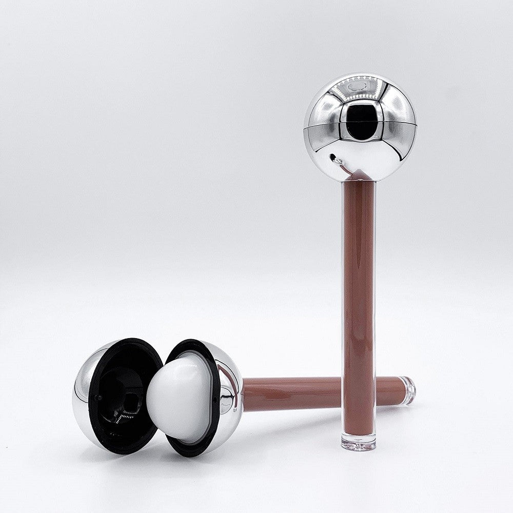 Flüssiger, matter Lippenstift und Lippenbasis, glänzender Samt-Satin-Kaffee 