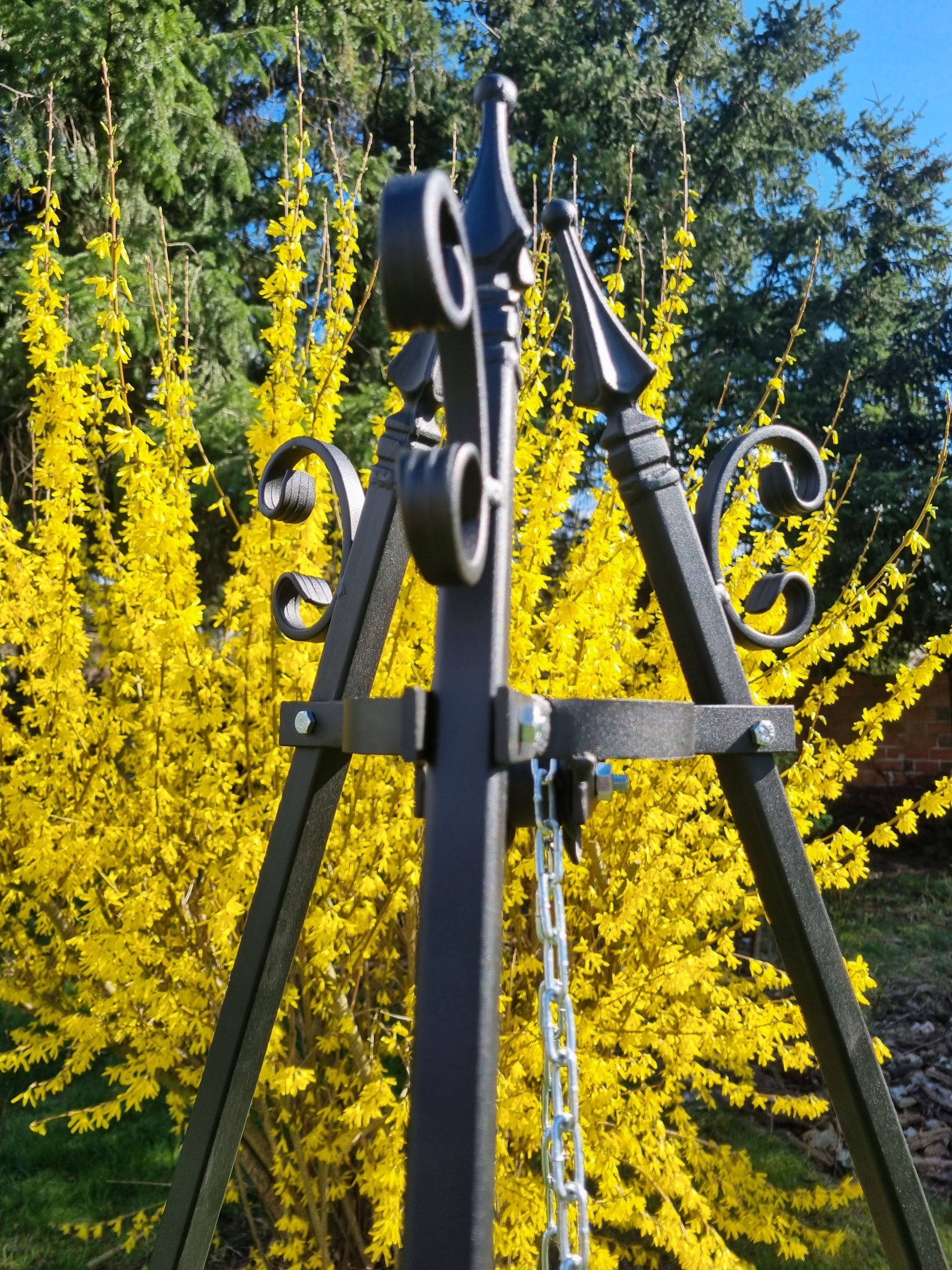 Grills Tripod 180cm + grate 50cm + chain Embellishment with "C" with pinecone Grill width 80 cm