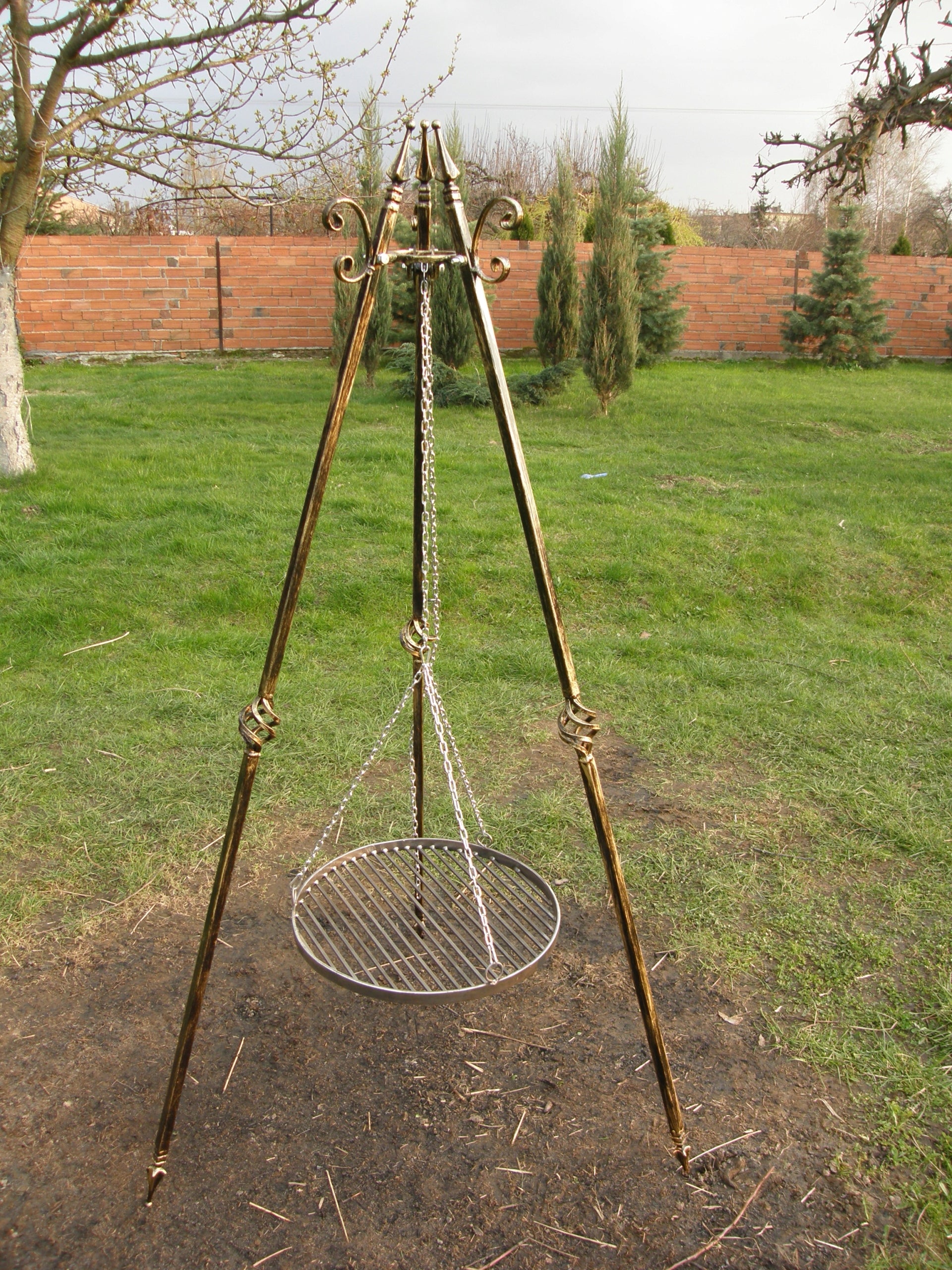 Grills Tripod 180cm + grate 50cm + chain Embellishment with "C" with pinecone Manufacturer code Tr180/kor
