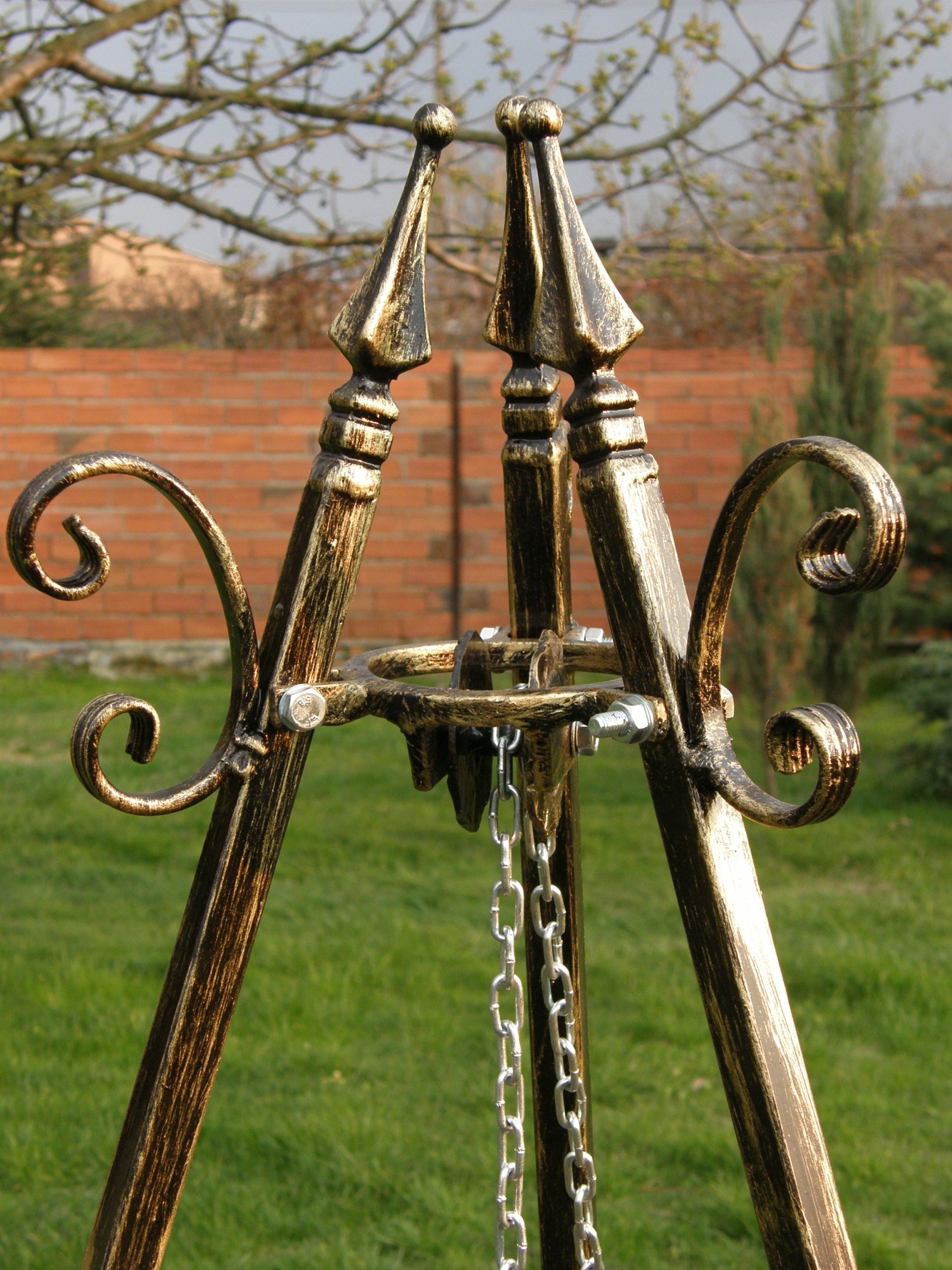 Grills Tripod 180cm + grate 50cm + chain Embellishment with "C" with pinecone