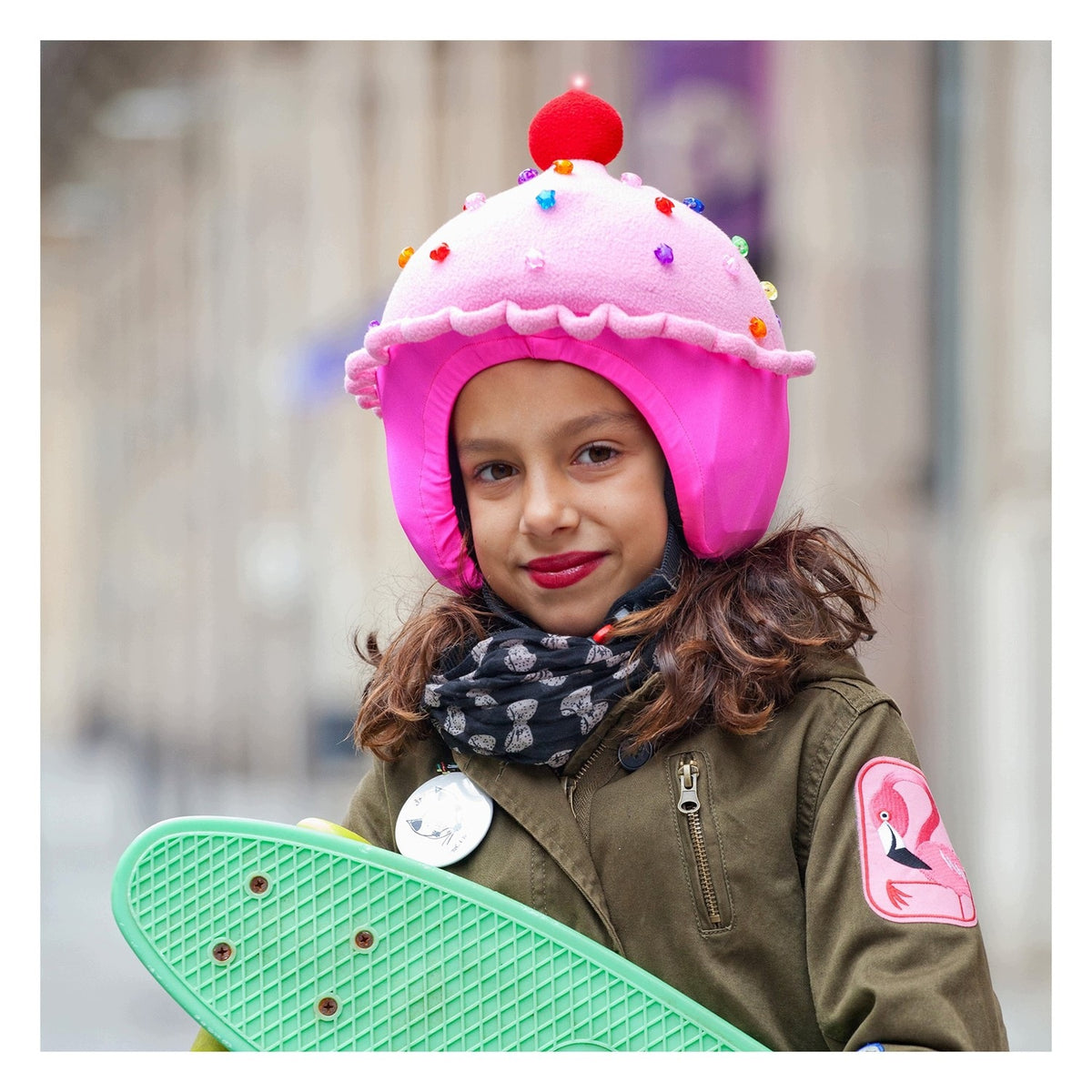Helmet cover with LED - strawberry cupcake - universal EAN (GTIN) 8721273799157