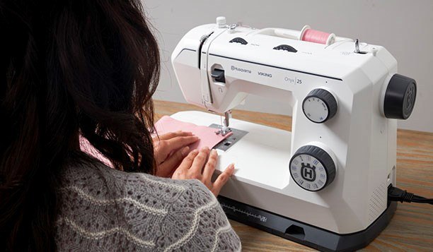 Home sewing machine mechanical strong Husqvarna Onyx 25 32 stitches Dominant color white