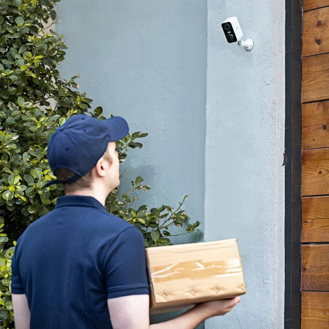 IEGEEK 2K OUTDOOR CAMERA 5200MAH PIR WIFI WITH CHRISTMAS GIFTS, WHITE Packaging status original