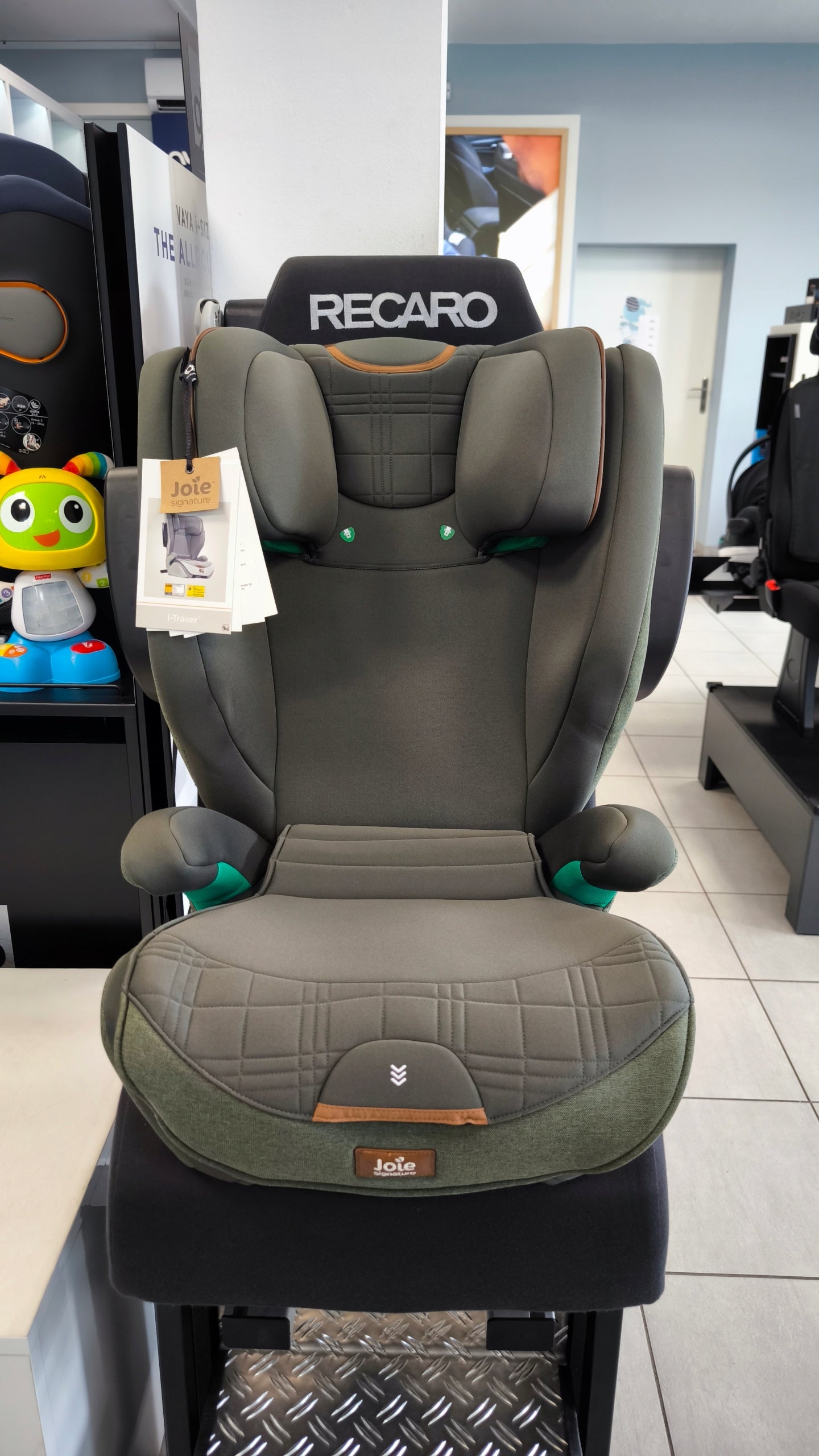 Joie i-Traver Signature i-Size Car Seat - Pine + G EAN (GTIN) 5056080611068