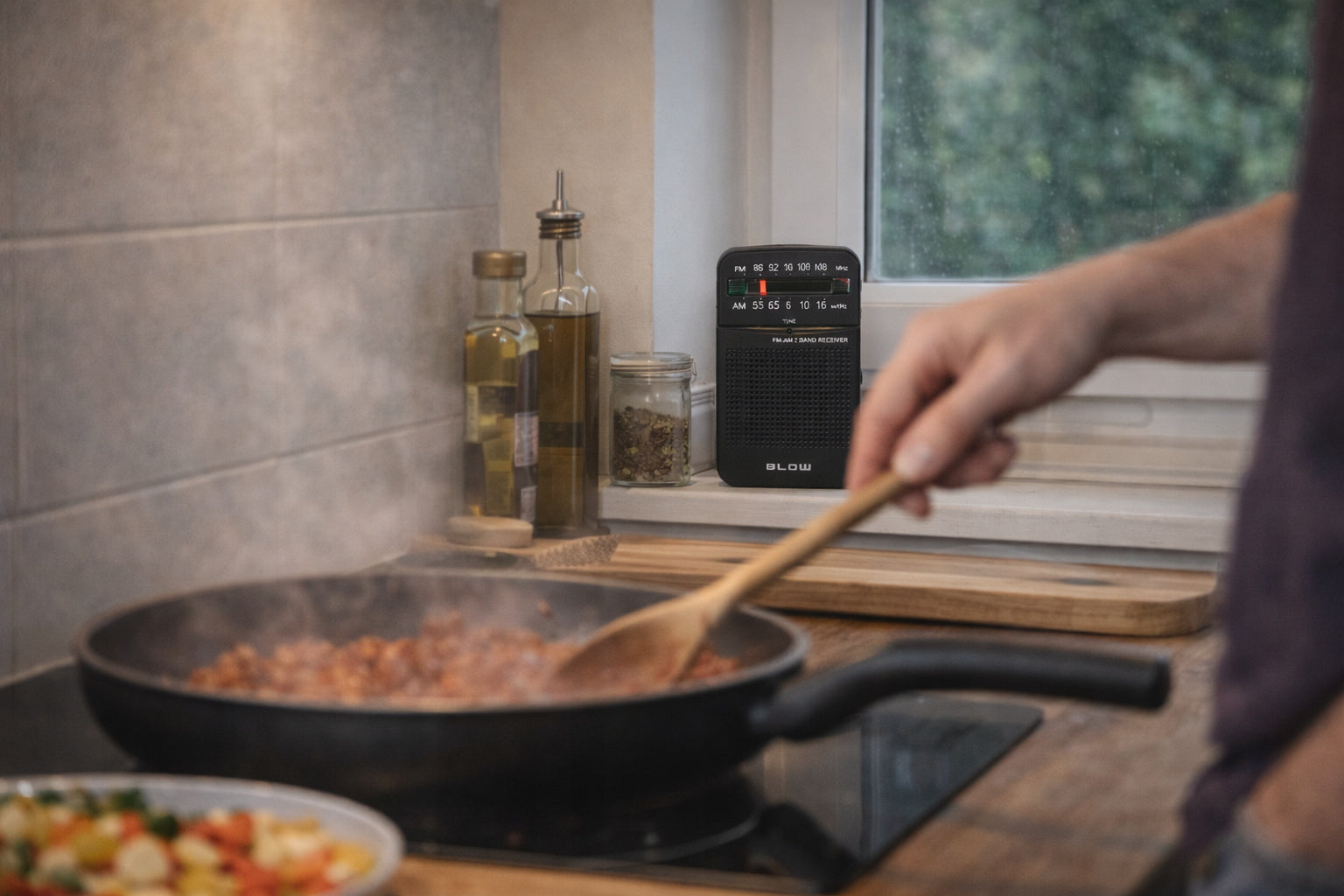 KITCHEN RADIO PORTABLE MINI FM BATTERY OPERATED JACK ANTENNA PENDANT Packaging status original