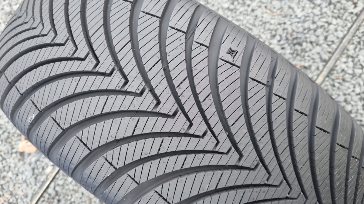 KUMHO SOLUS 4S HA32 215 45 17 Season all-season