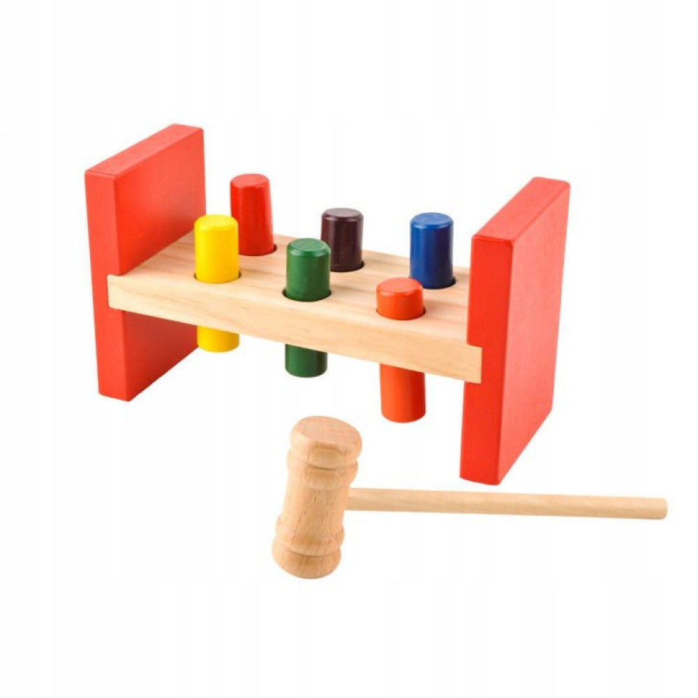 Ein Holzspiel mit einem Hammer 
