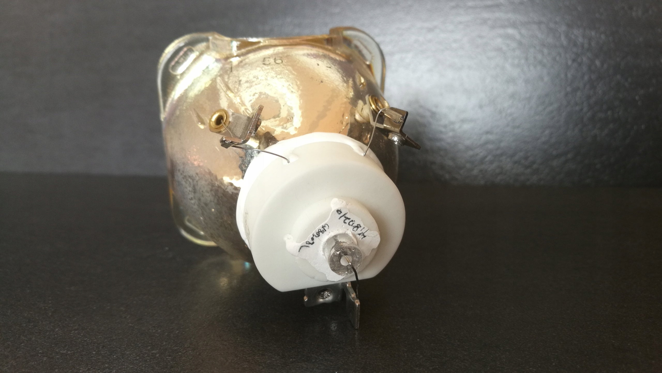 LAMP DWL2500 DXL2000 PDG-DWL2500 PDG-DXL2000 PDG-DXL2000E POA-LMP143 Brand Sanyo