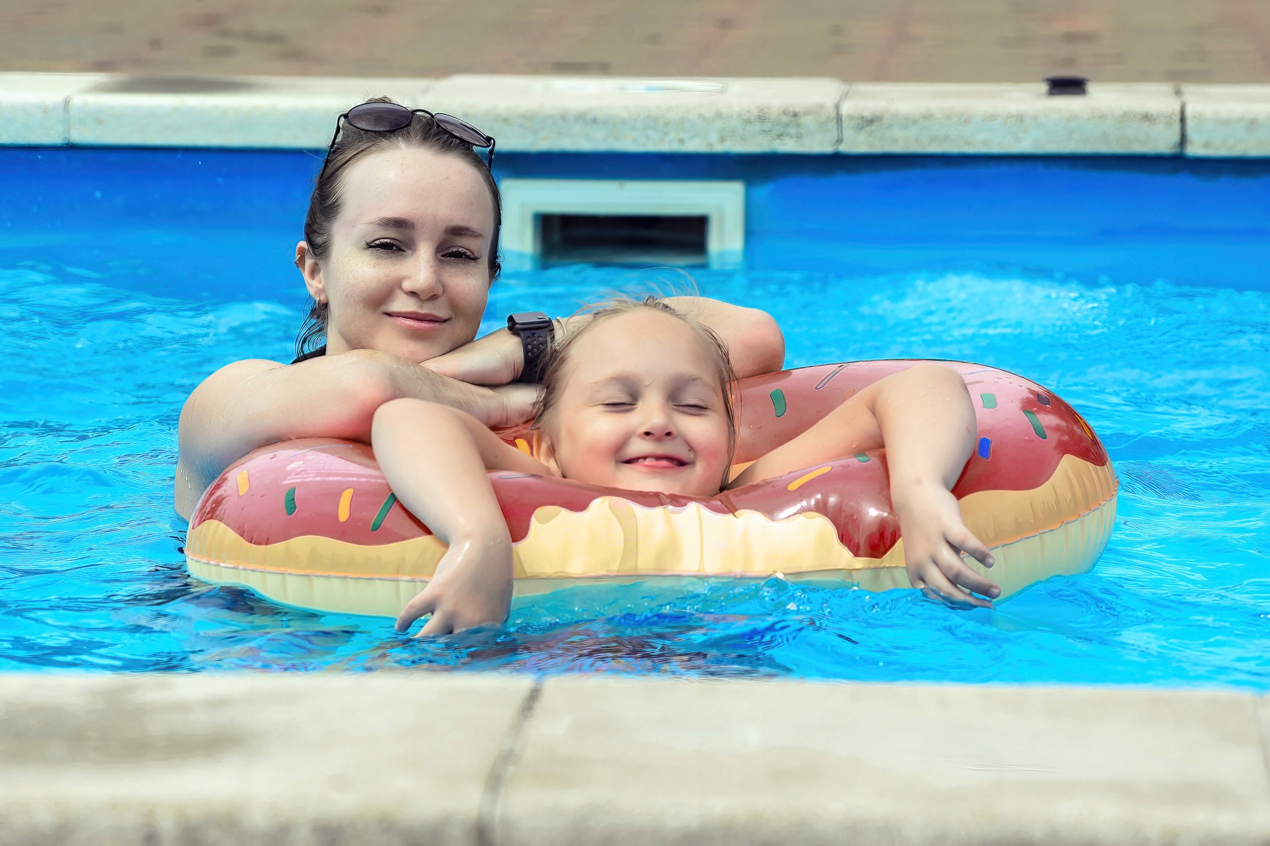 LARGE DONUT INFLATABLE SWIMMING WHEEL COLORFUL MATTRESS OVER THE RIVER WATER Color multicolor