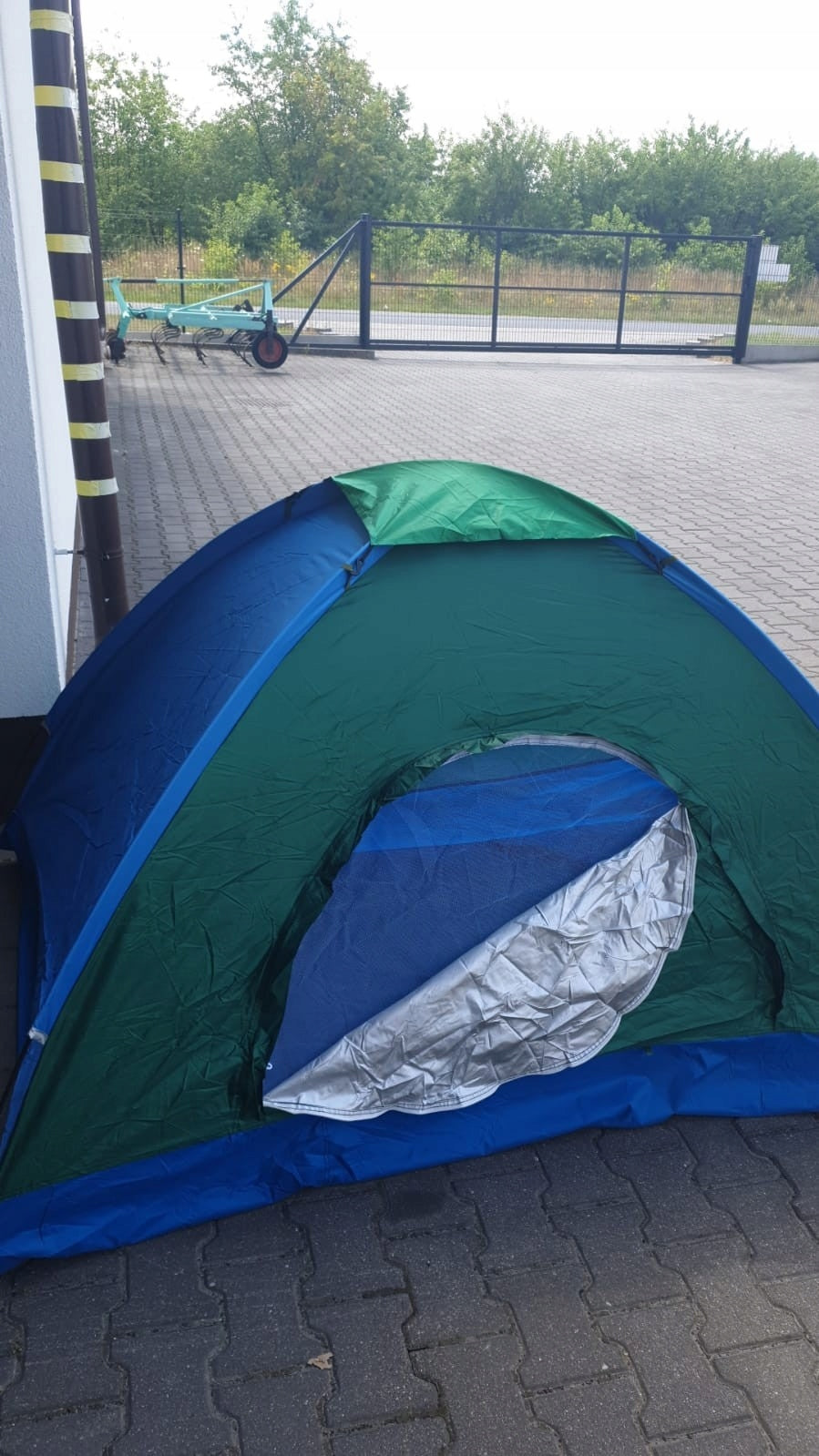 LARGE TOURIST TENT 3-PERSON IGLO 150x200 cm with mosquito net mix of colors Number of people 3