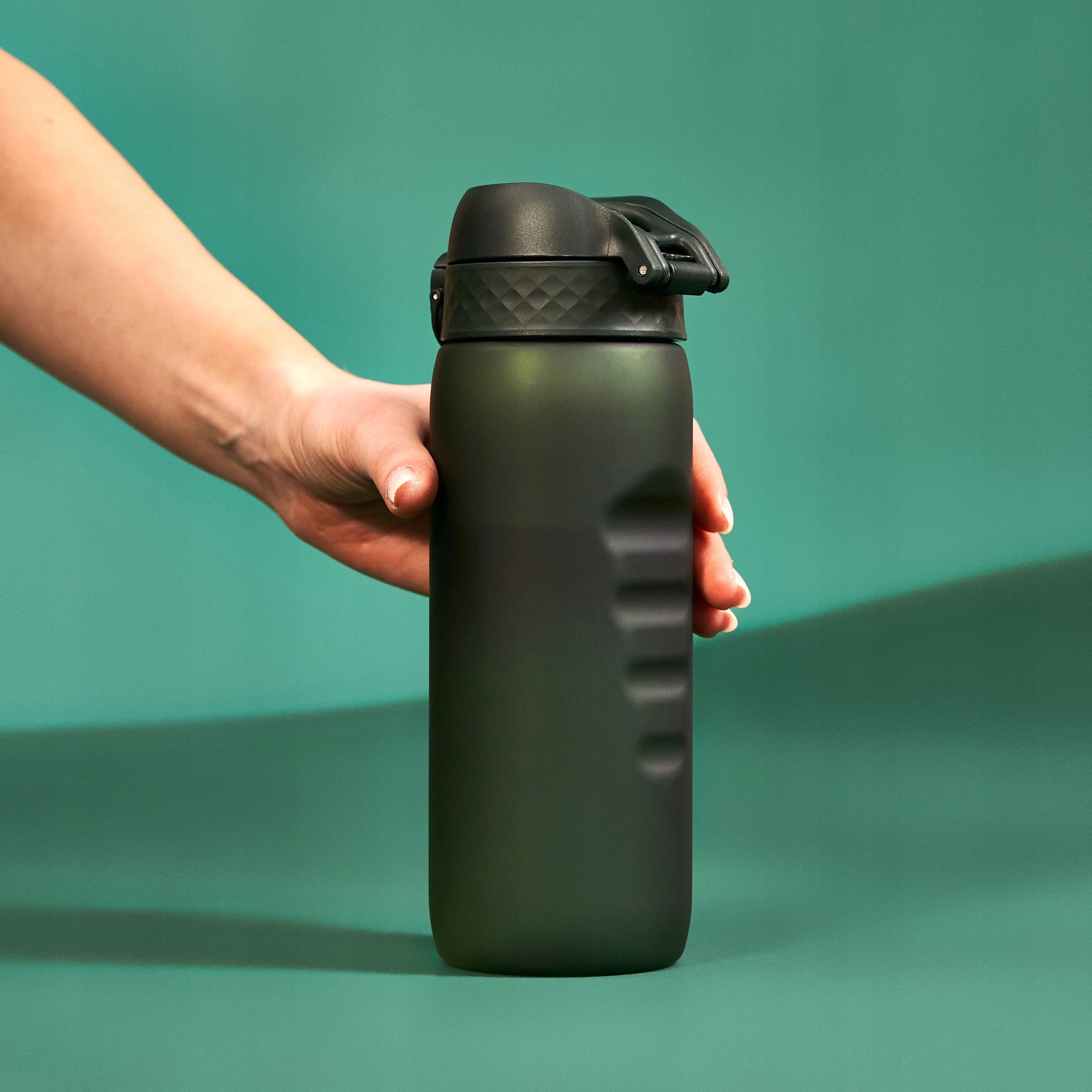 LARGE WATER BOTTLE -ATEST PZH- SPORT TRAINING GYM PROFILED ION8 0,75 L 750ml Manufacturer code I8RF750DGRE