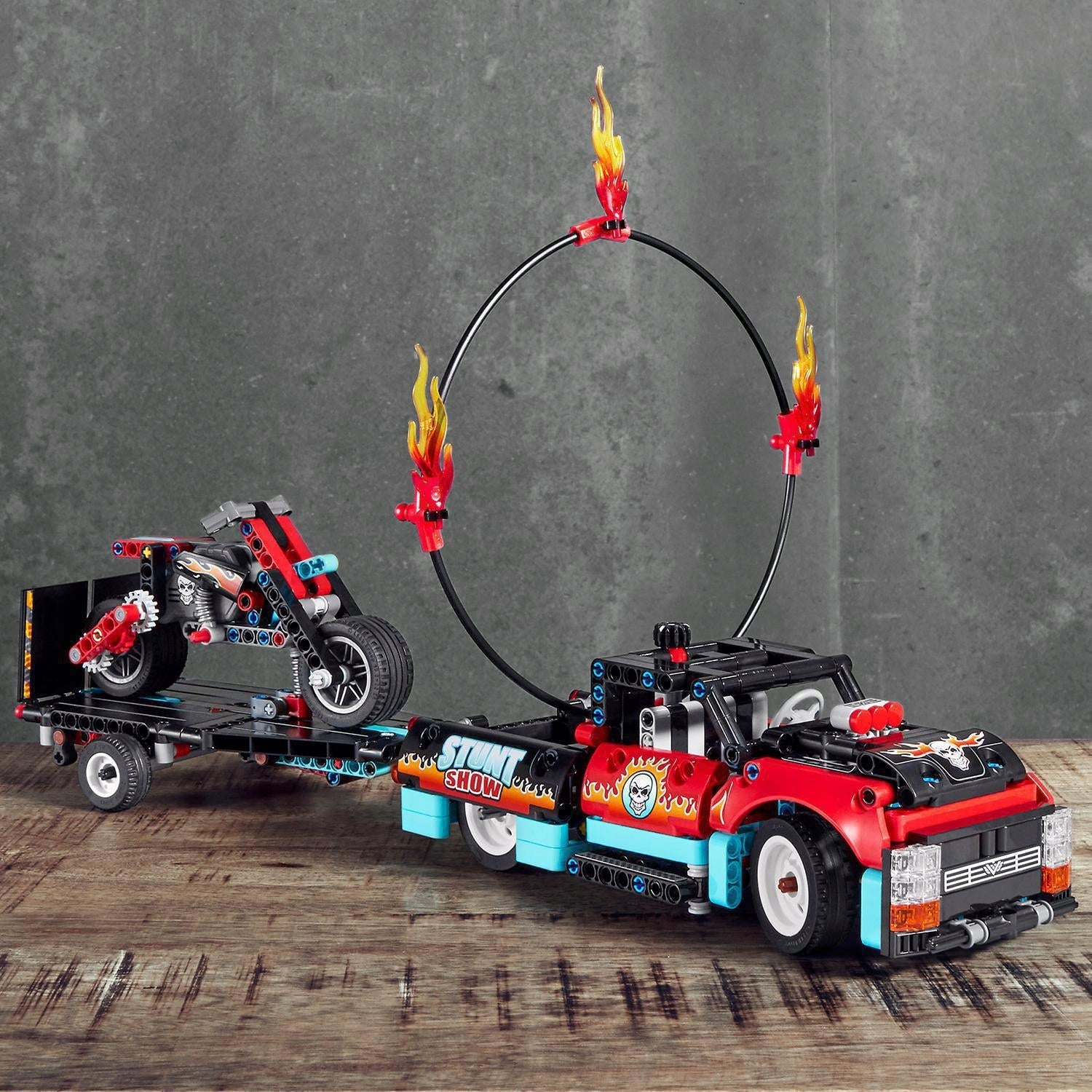 42106 LEGO® Technic Kaskadininkų pasirodymo sunkvežimis ir motociklas