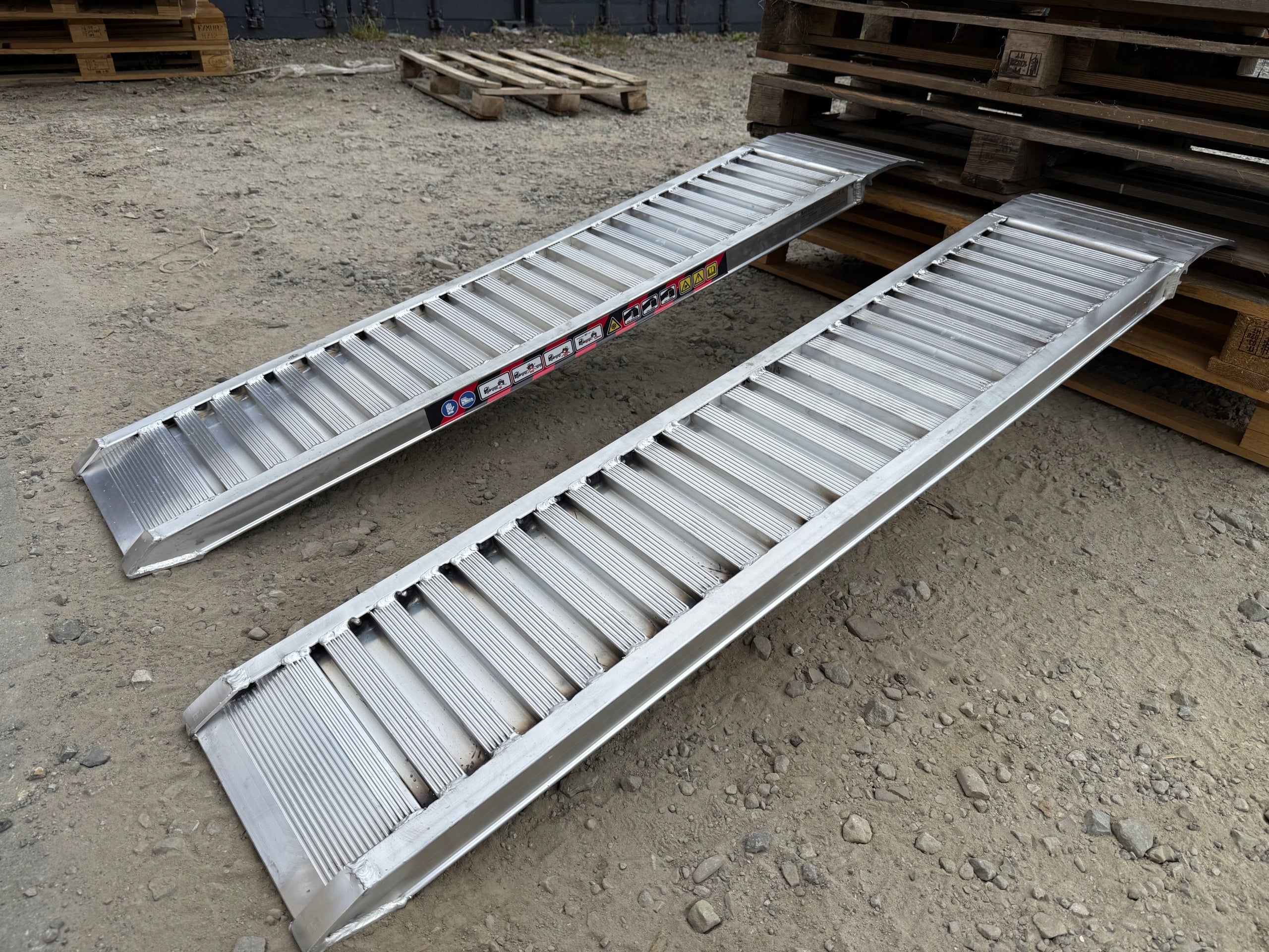 Loading ramps Aluminium ramps LENGTH 150cm LIFTING CAPACITY up to 2850kg