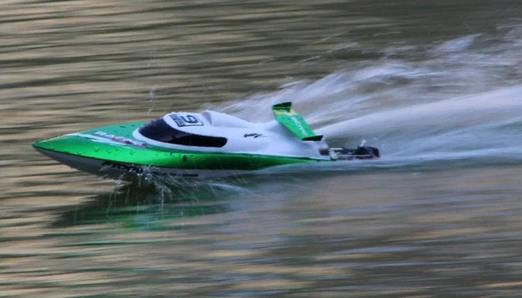 Ferngesteuertes RC-Boot 