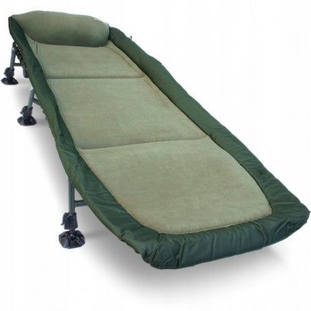 Ein weiches Sofa mit Kissen und Wollbezug 
